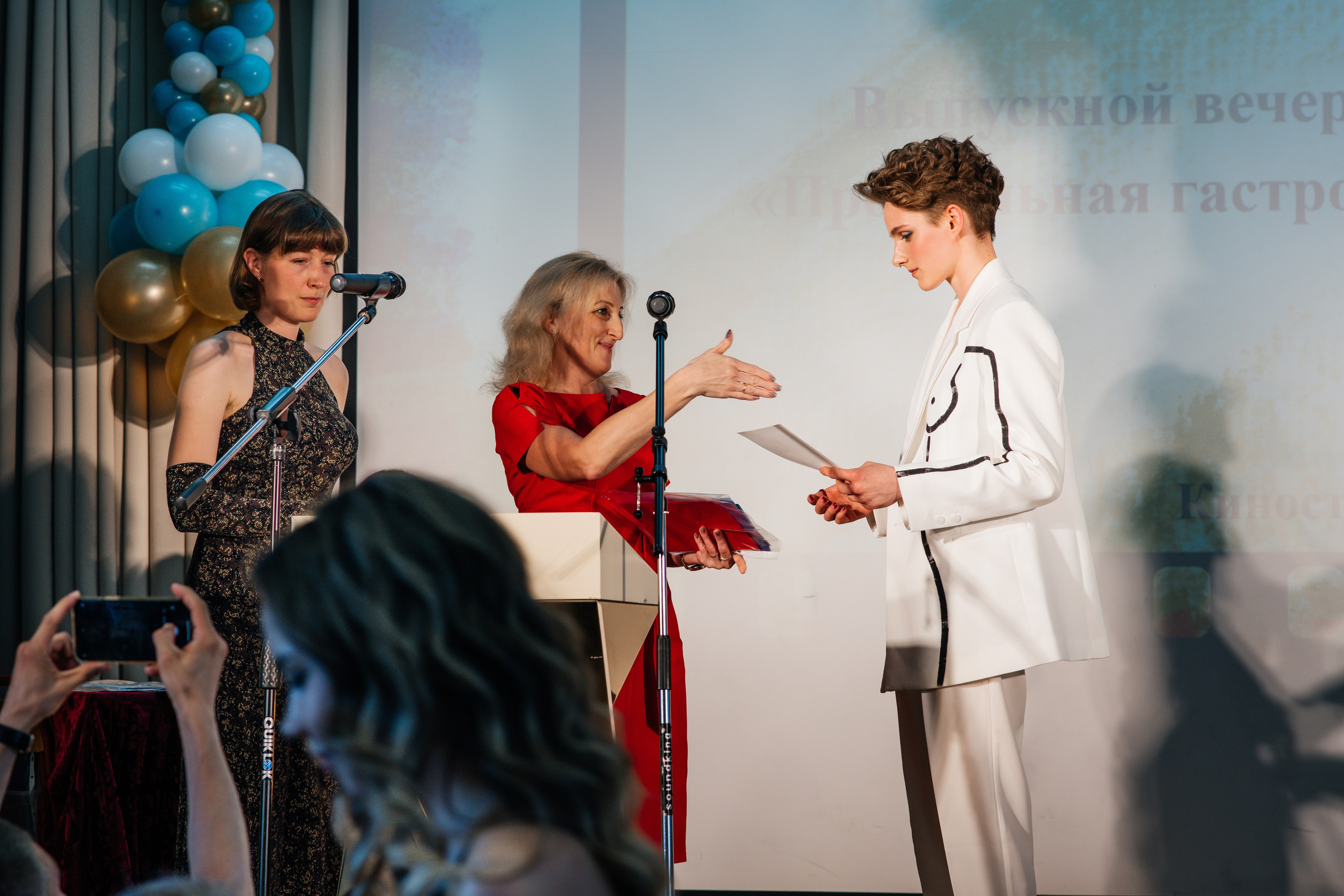 Вручение аттестатов. Выпускные альбомы в Подольске Москве и МО