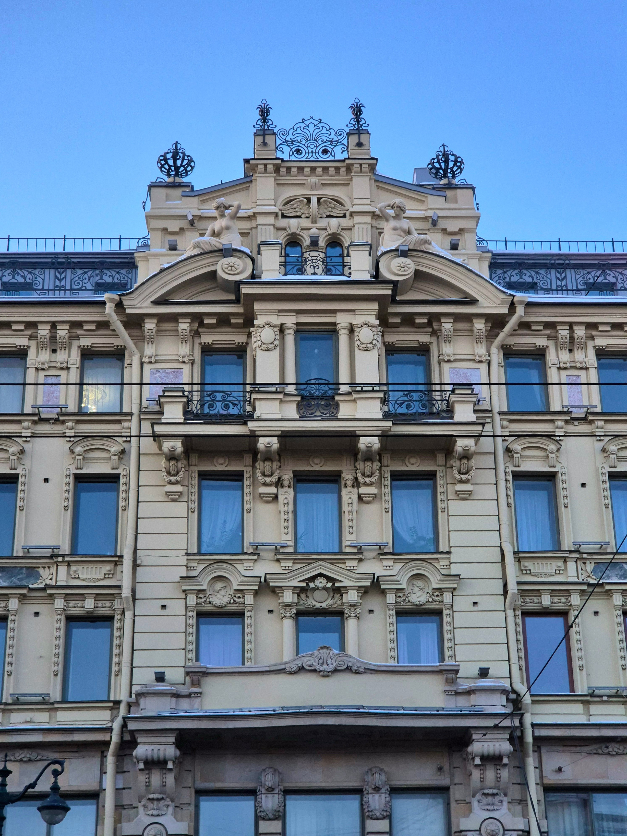 На улице -22, чуть поддувает. Но пройтись по пустынному Невскому - это огромное удовольствие