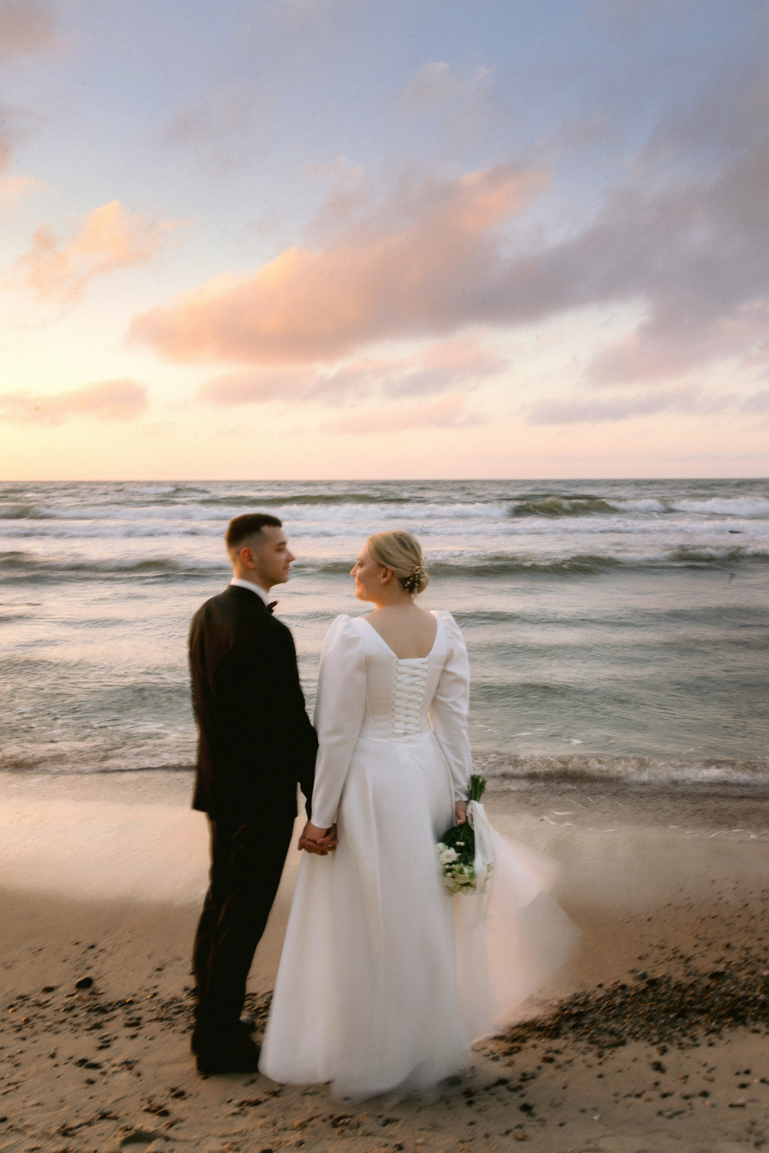 Свадебная фотосессия на закате на море. Свадебный фотограф в Калининграде Мария Ямышева