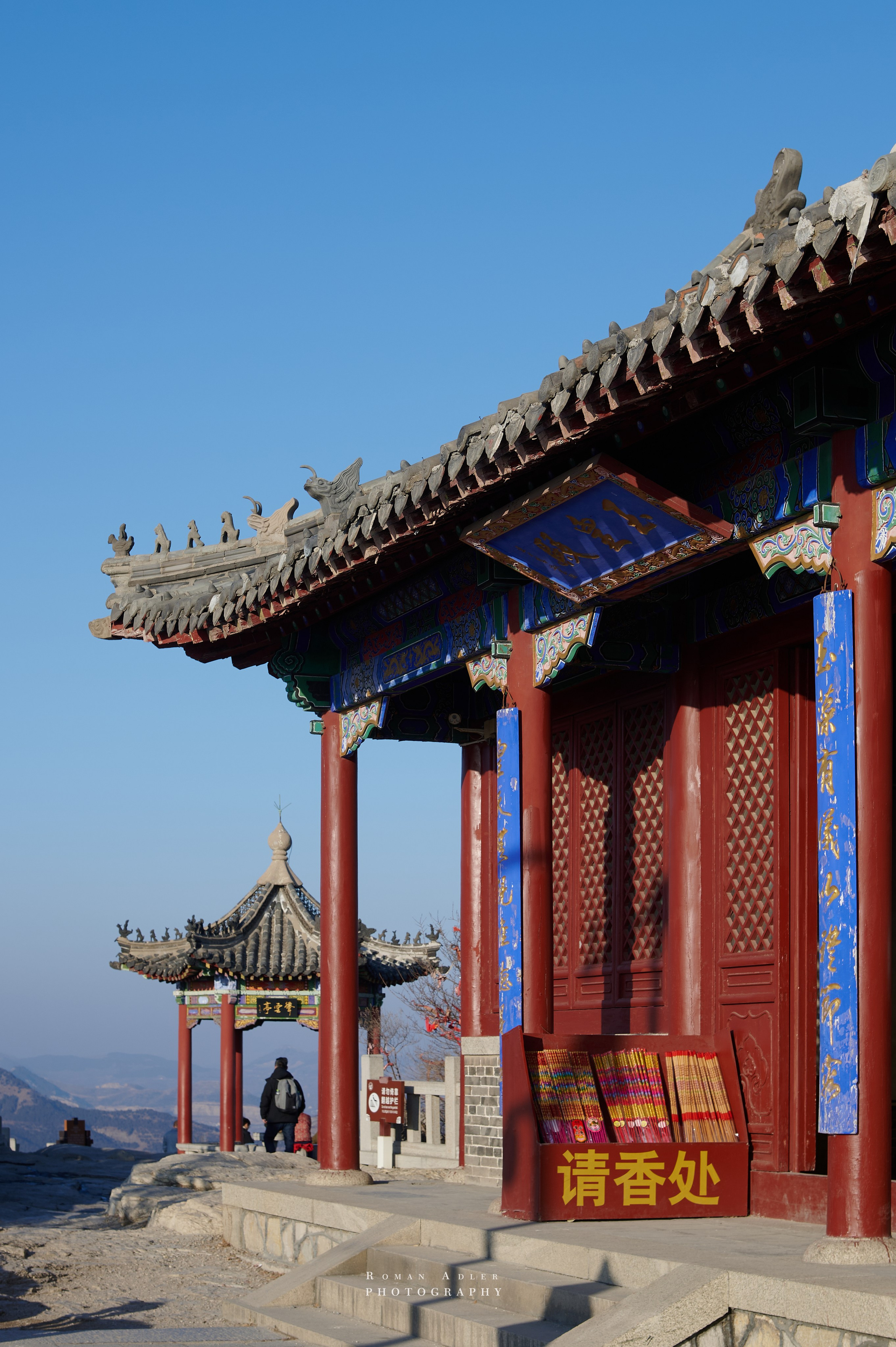 Рассвет на храмовой горе Юнмень. Цинчжоу. Фотограф Роман Адлер