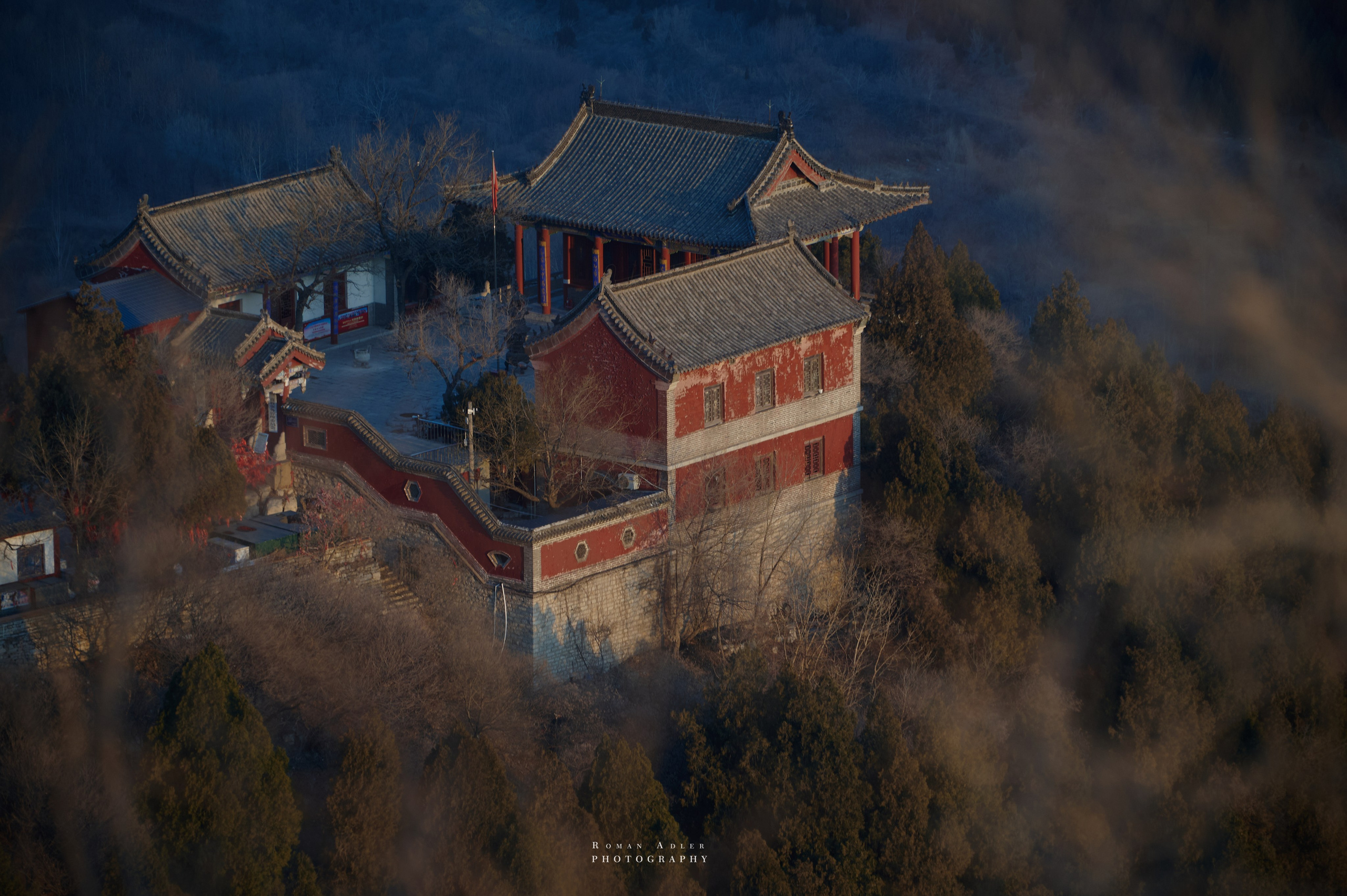 Рассвет на храмовой горе Юнмень. Цинчжоу. Фотограф Роман Адлер