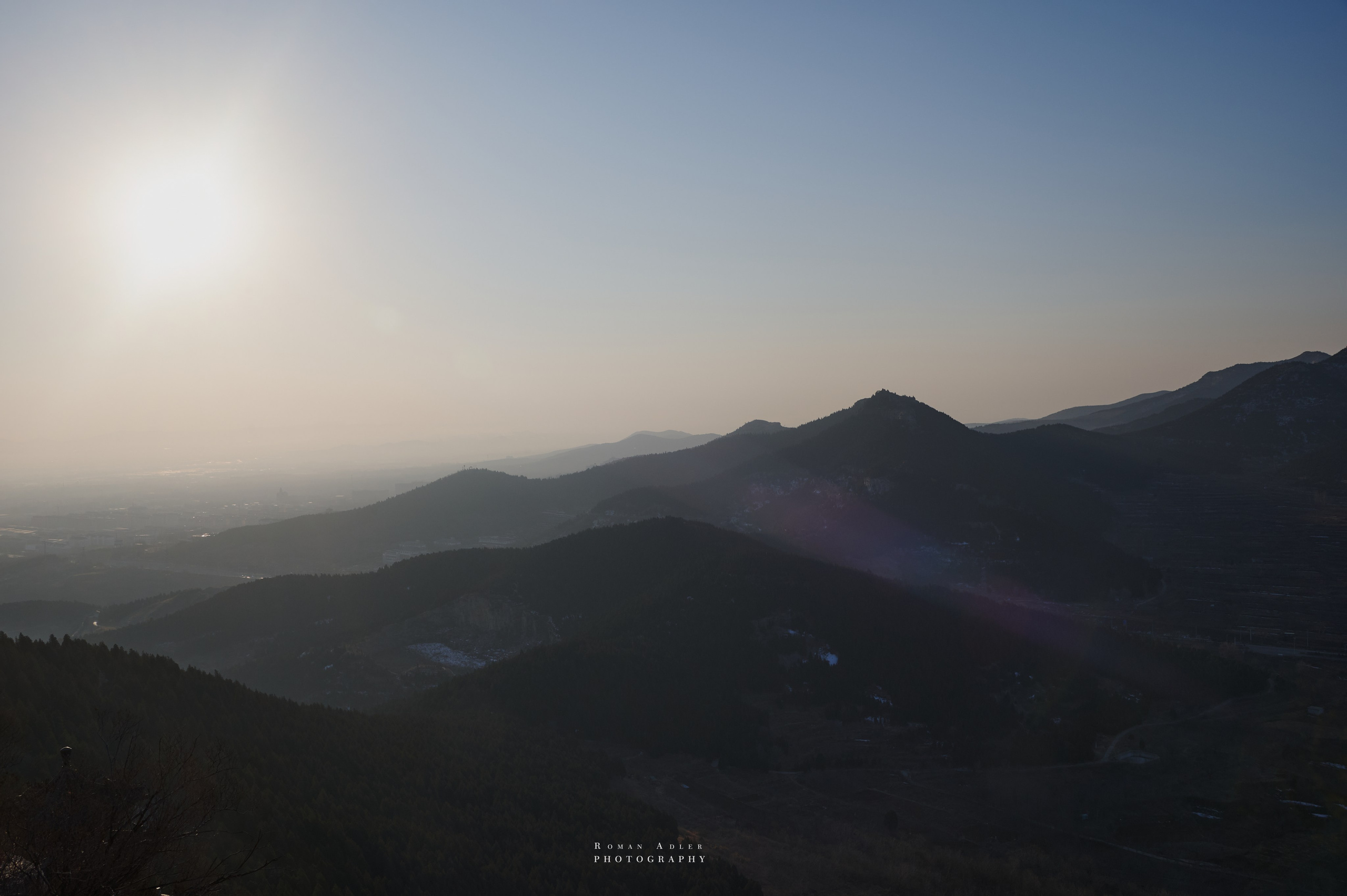 Рассвет на храмовой горе Юнмень. Цинчжоу. Фотограф Роман Адлер