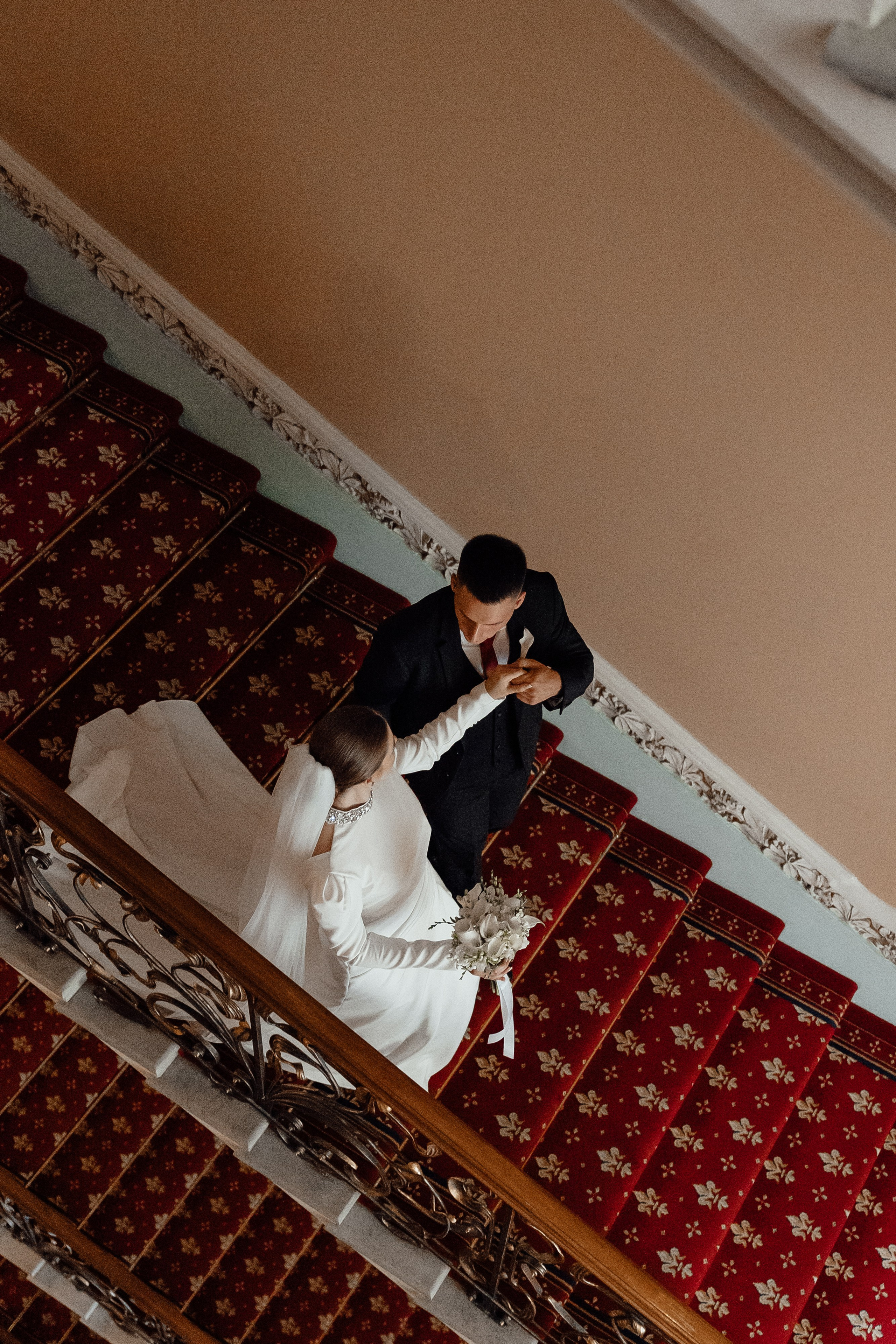 свадебная фотосессия на лестнице в отеле националь