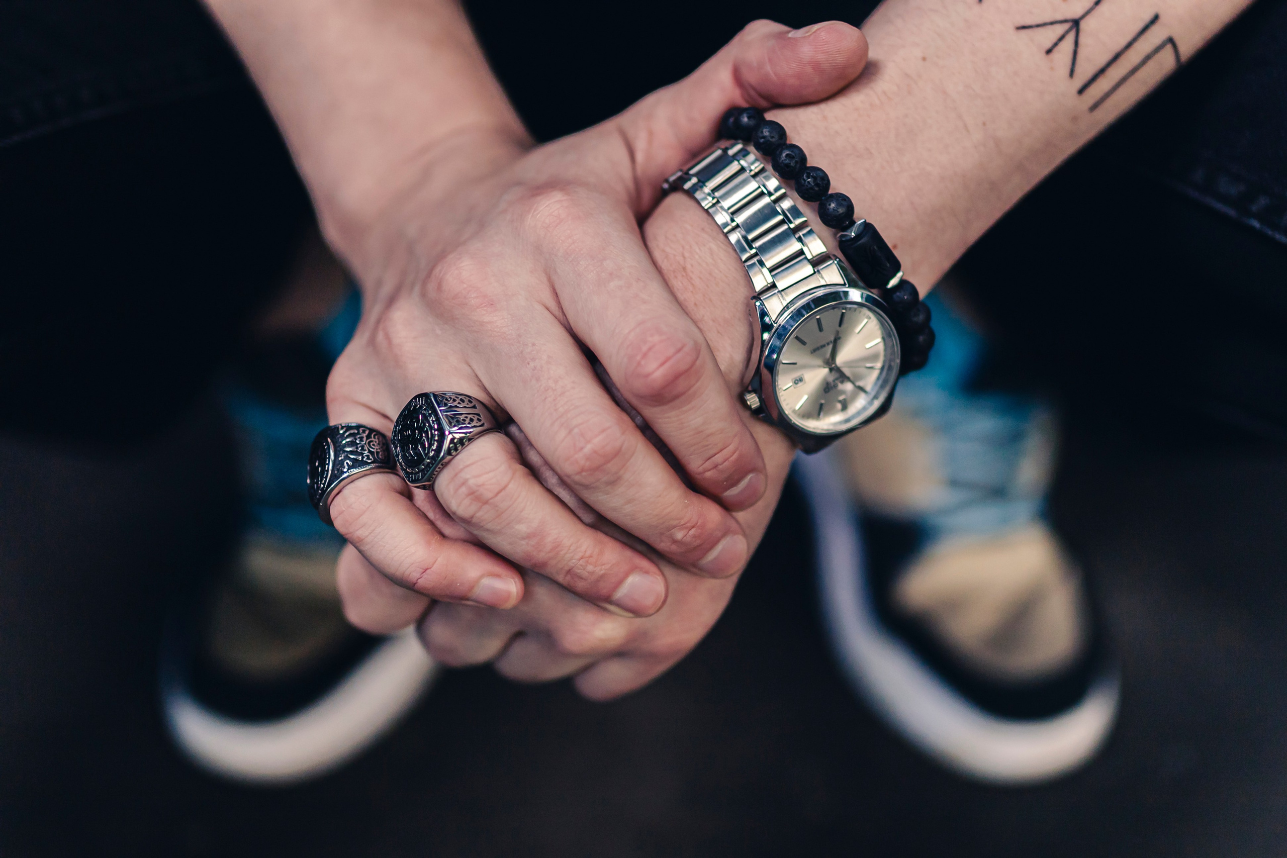 мужские руки крупным планом 