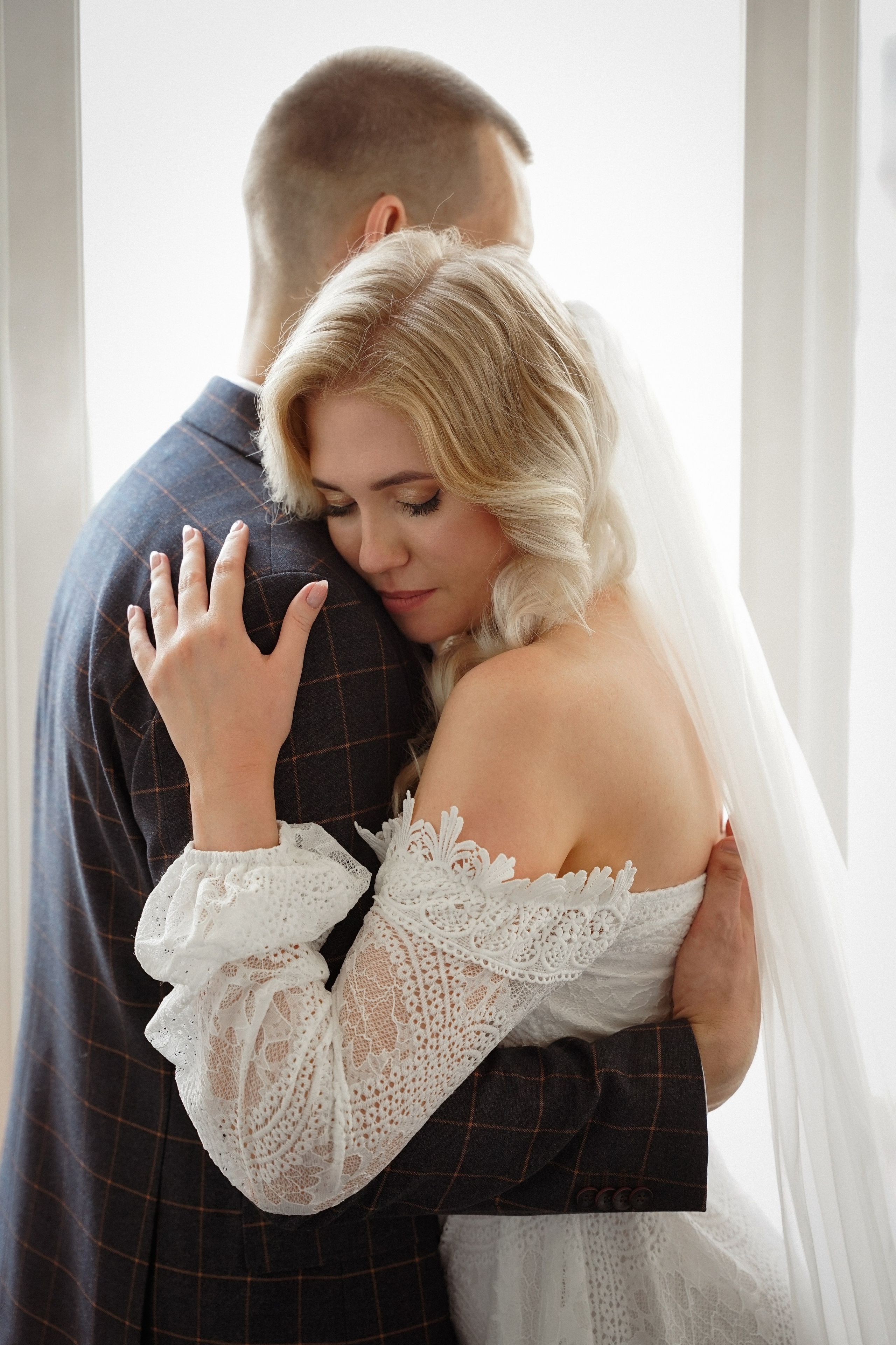 Свадебная фотосессия в студии с темным полом