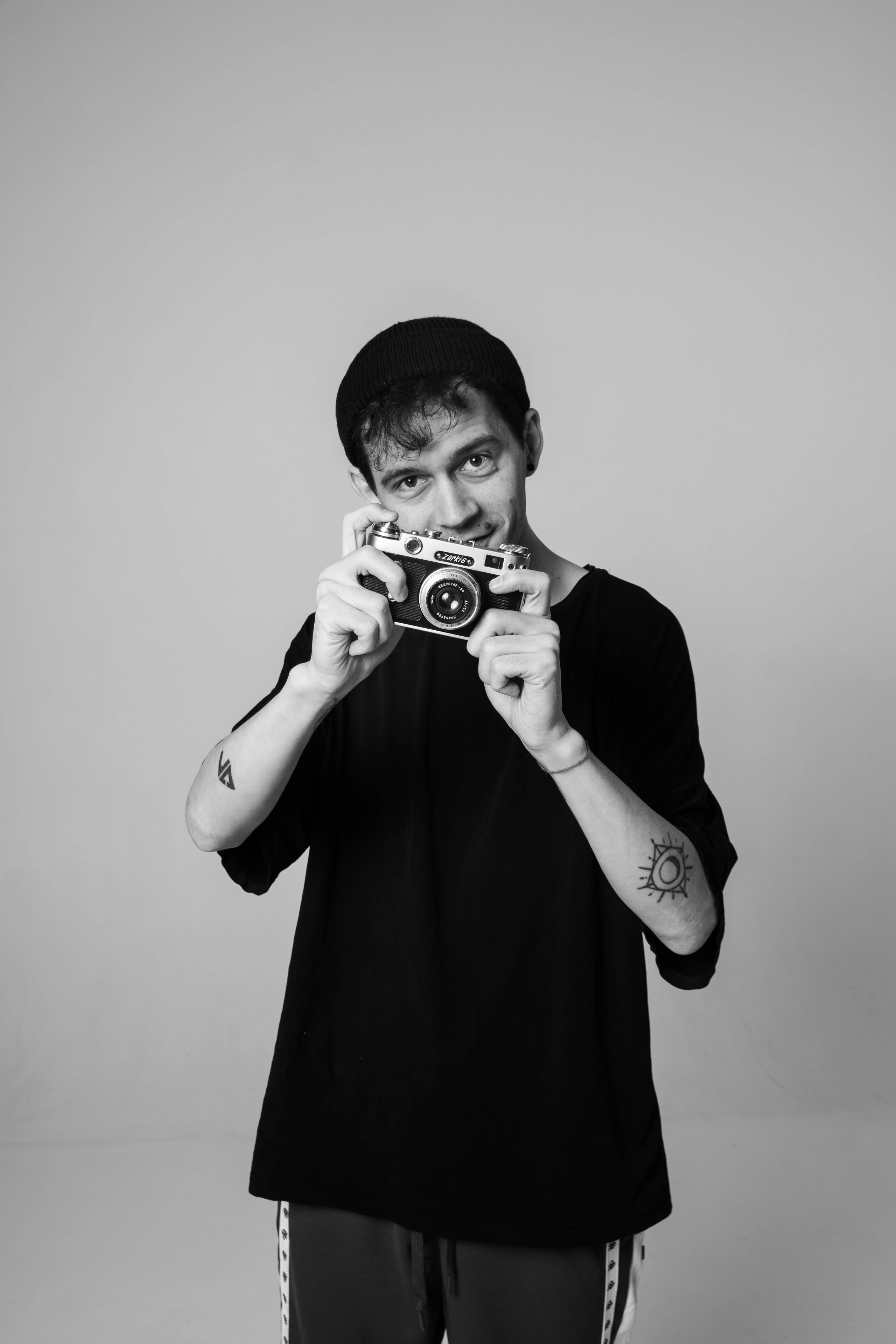 черно-белый мужской портрет в студии