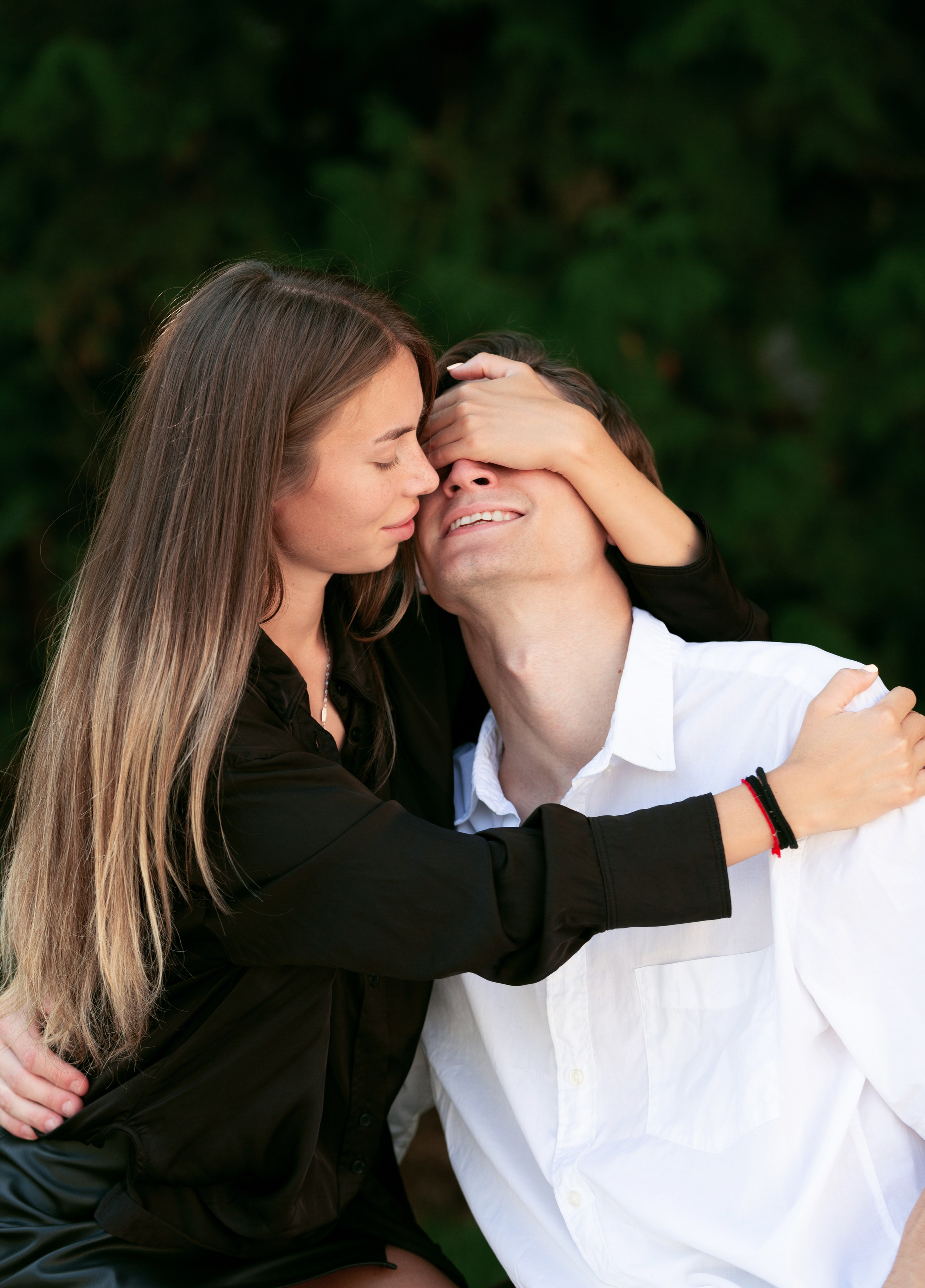 Портрет пары в зелёном парке — фотосъёмка Love Story, Москва.