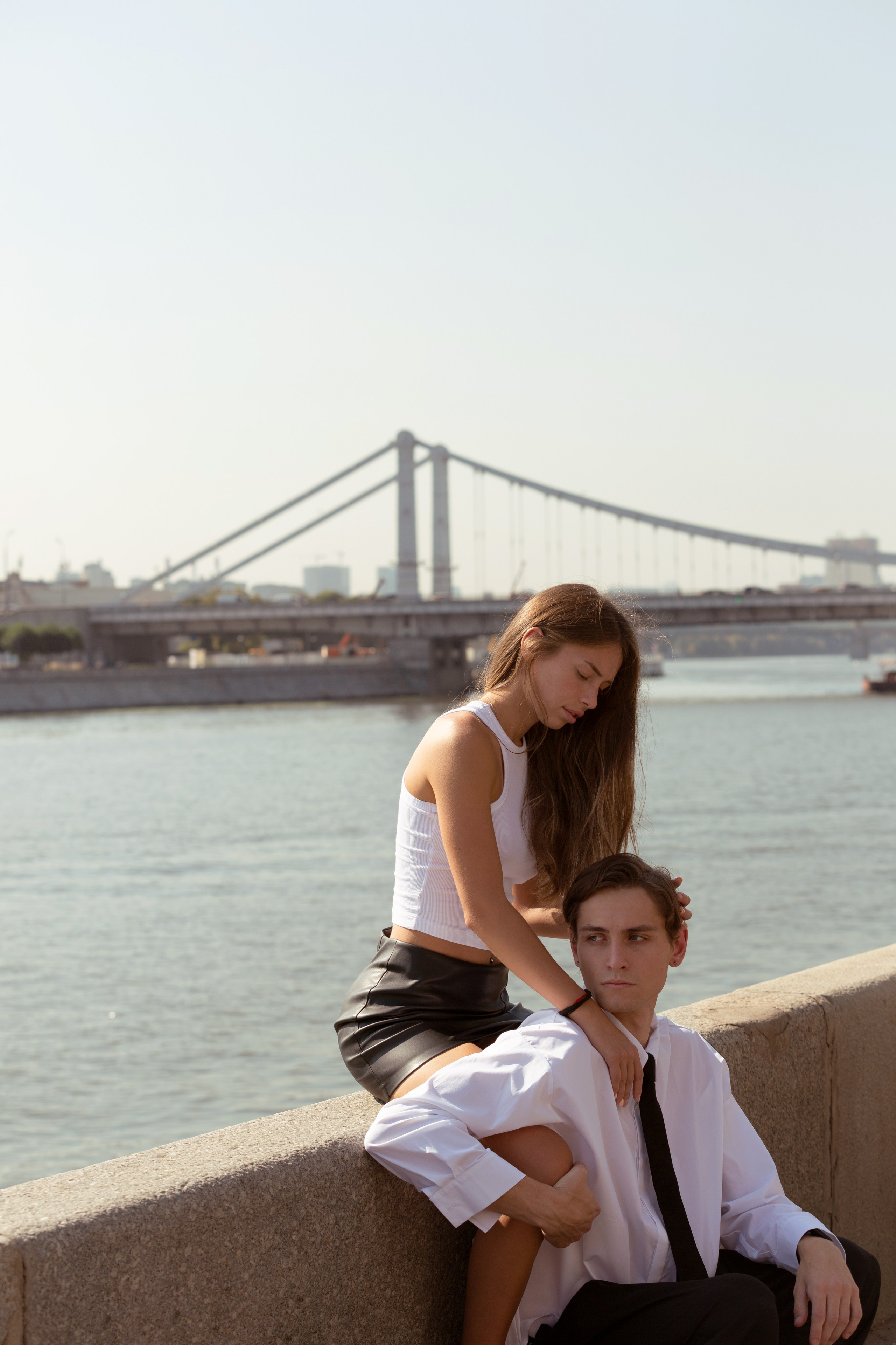 Влюблённые на мосту в Москве — портретное фото с летним настроением.