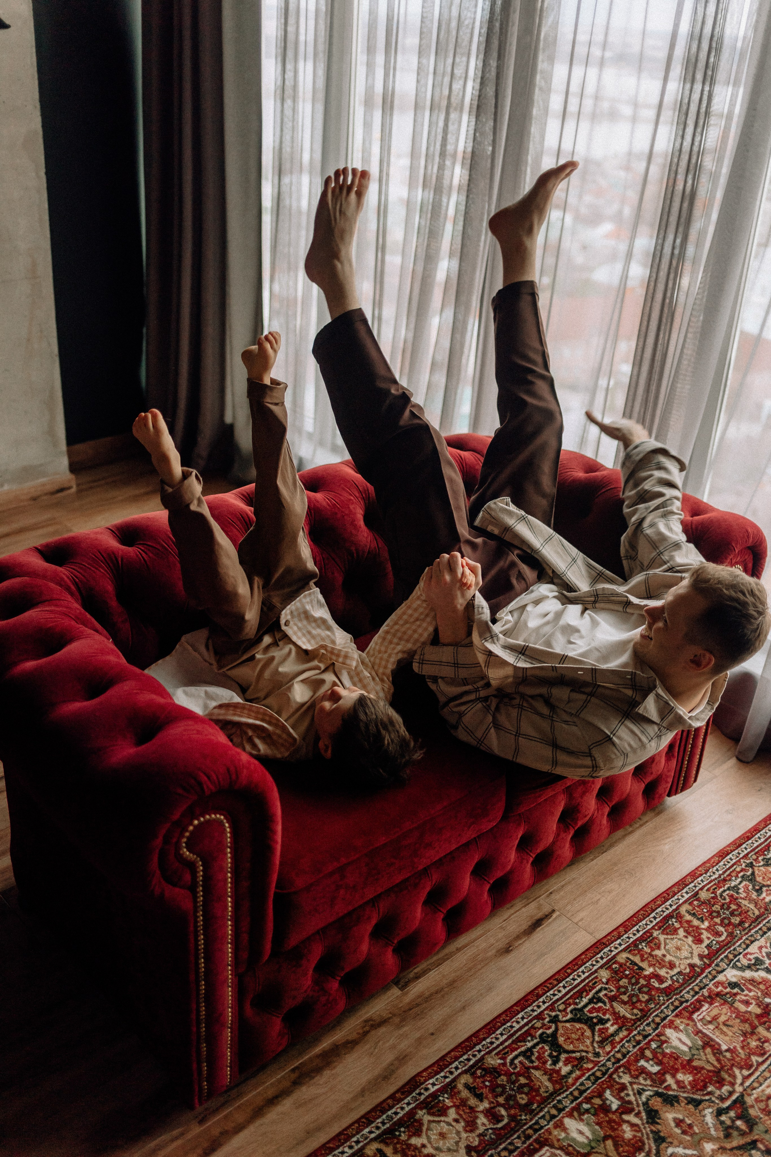 Звонко смеялись