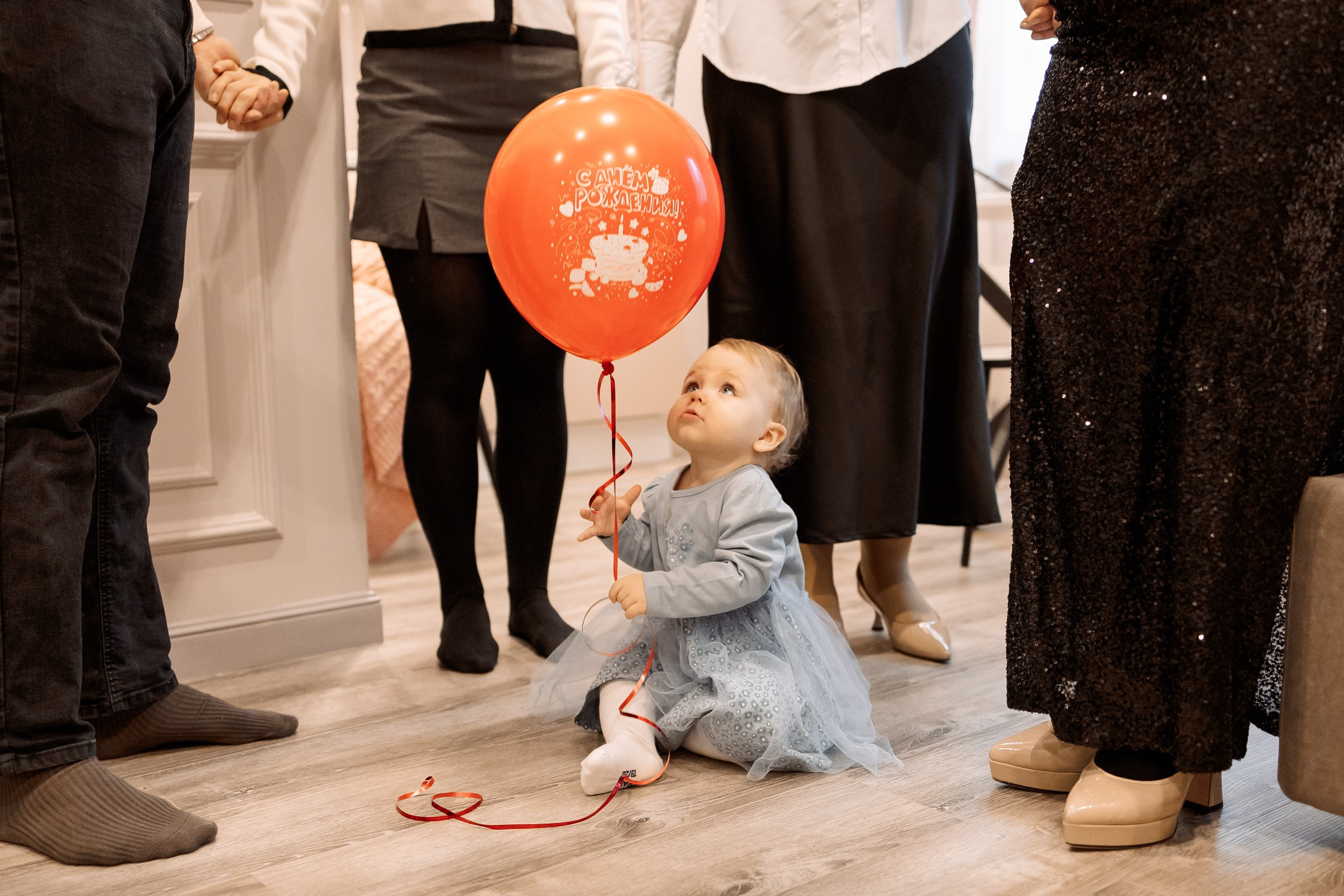 малышка с шариком