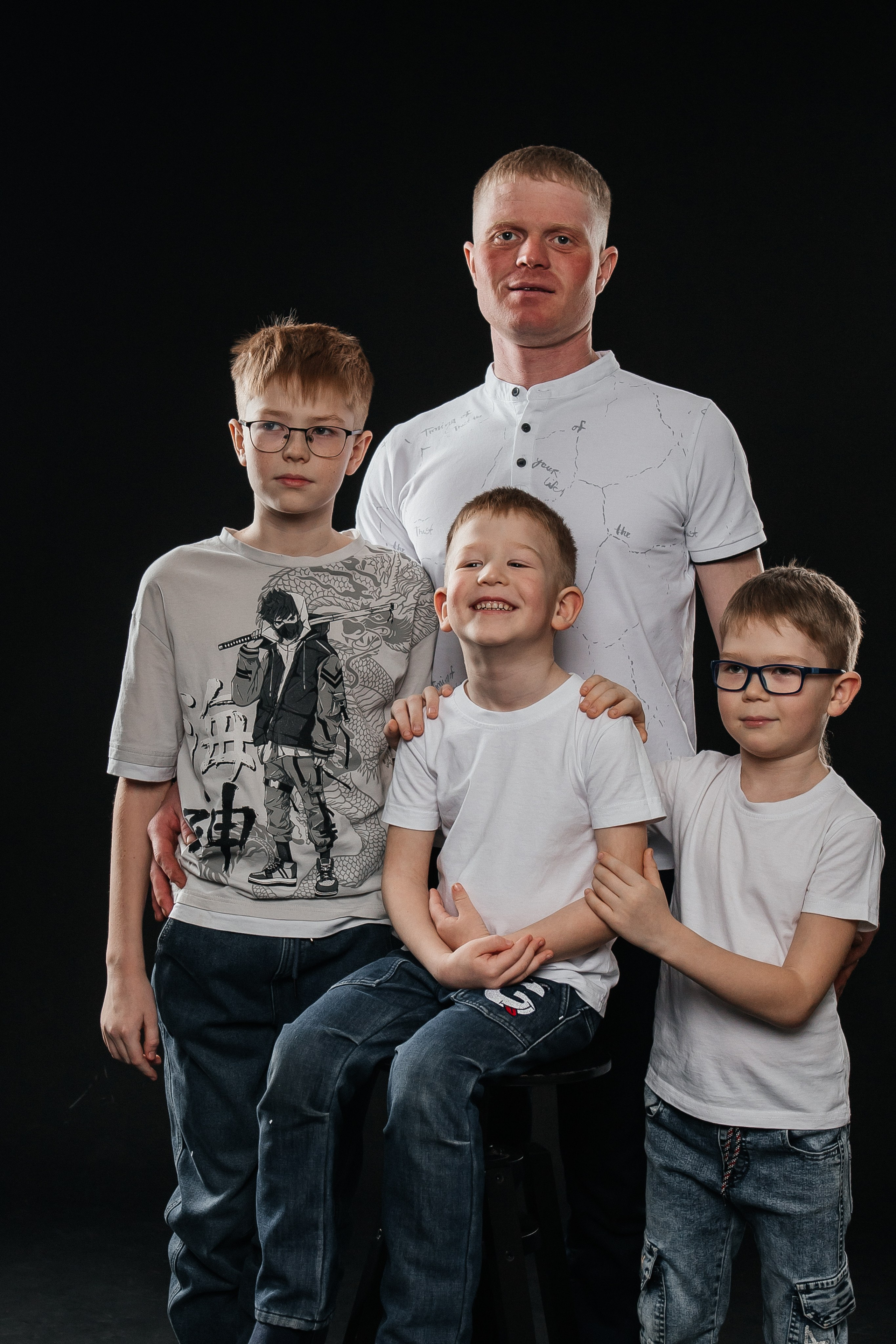 Семья Анны и Дмитрия. Фотограф в Иркутске Анастасия Кись. Студийная фотосессия беременности в тканях Иркутск. Семейная фотосессия, ПОРТРЕТ «ПОКОЛЕНИЕ»