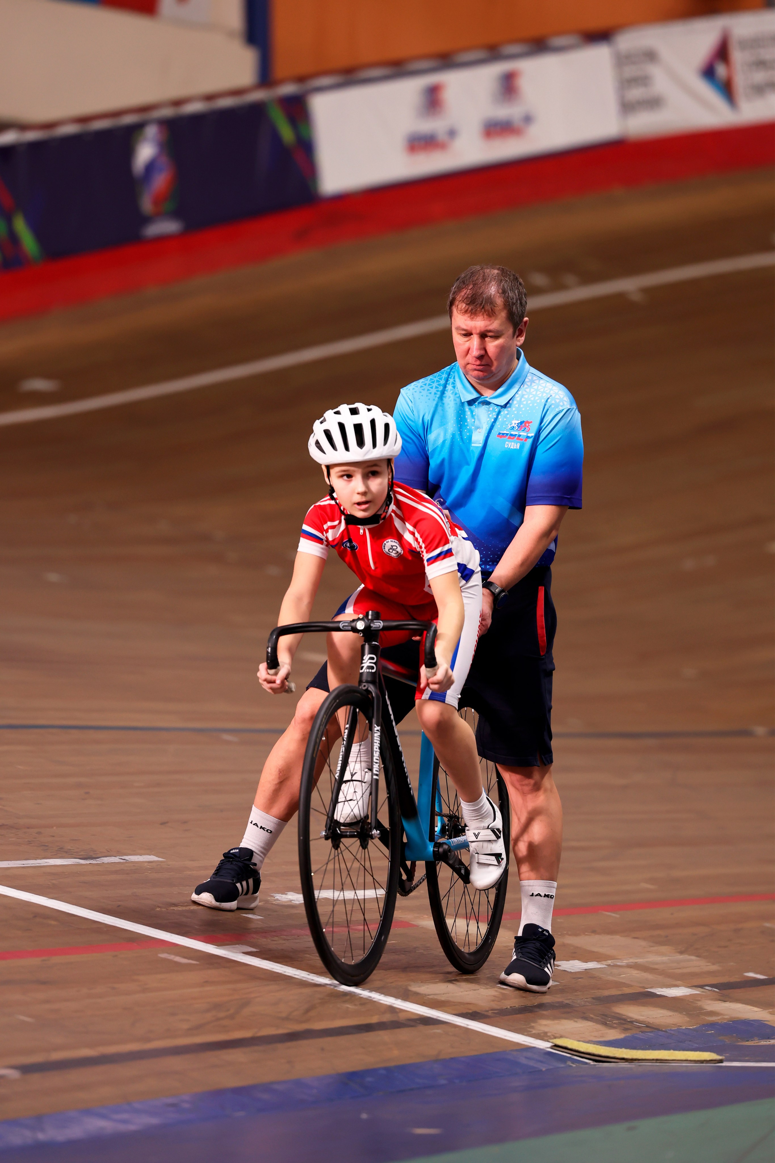 Пятый этап Региональных соревнований по велоспорту на треке (Гит, Скретч) 15.03.2025. Спортивный и репортажный фотограф Антон Тереханов