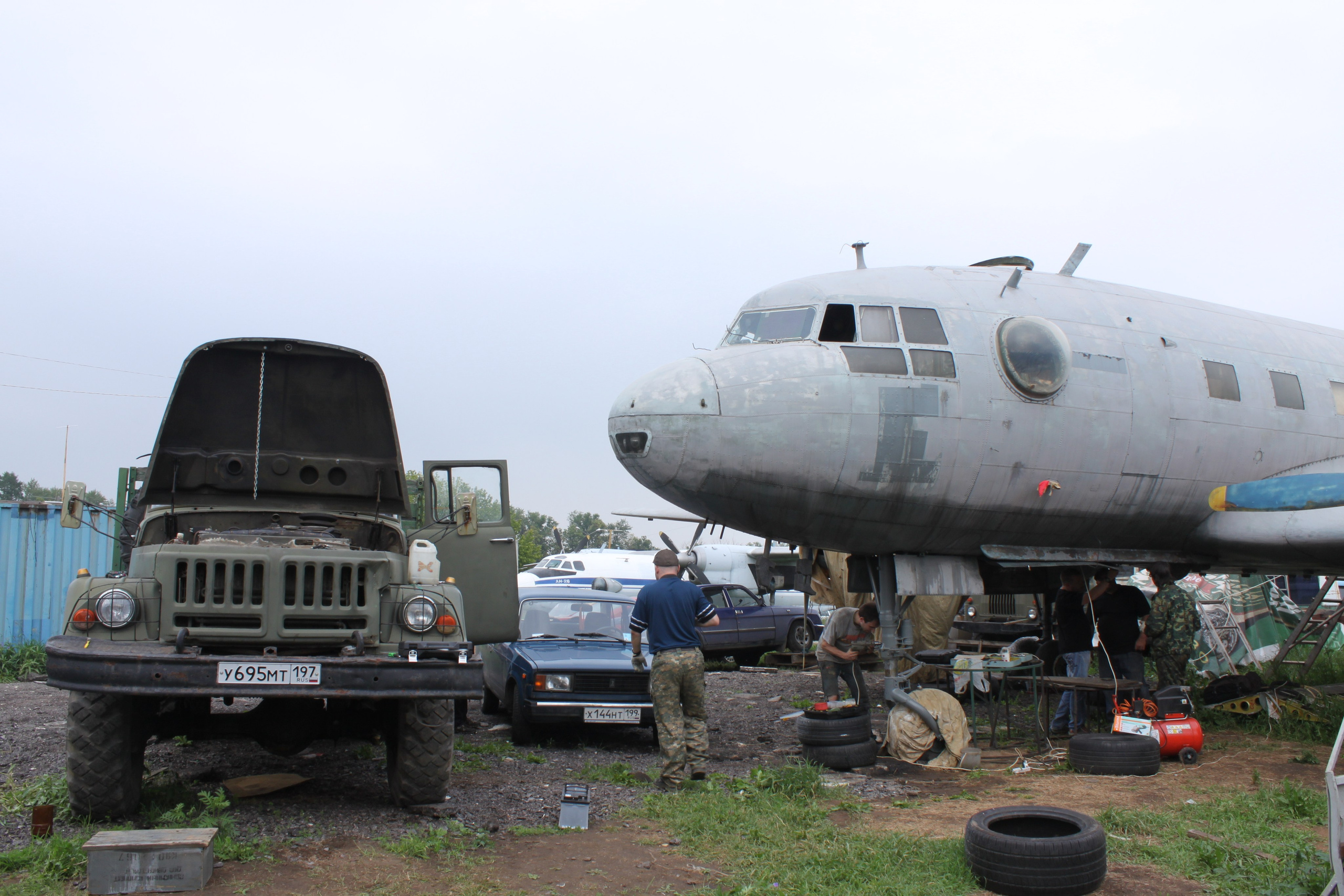 Ил-14Т «Голубая Мечта» работы в Тушино (2011 г.). Фотоальбом показывающий увлекательный мир авиации и мир медведей Андрея Иванова