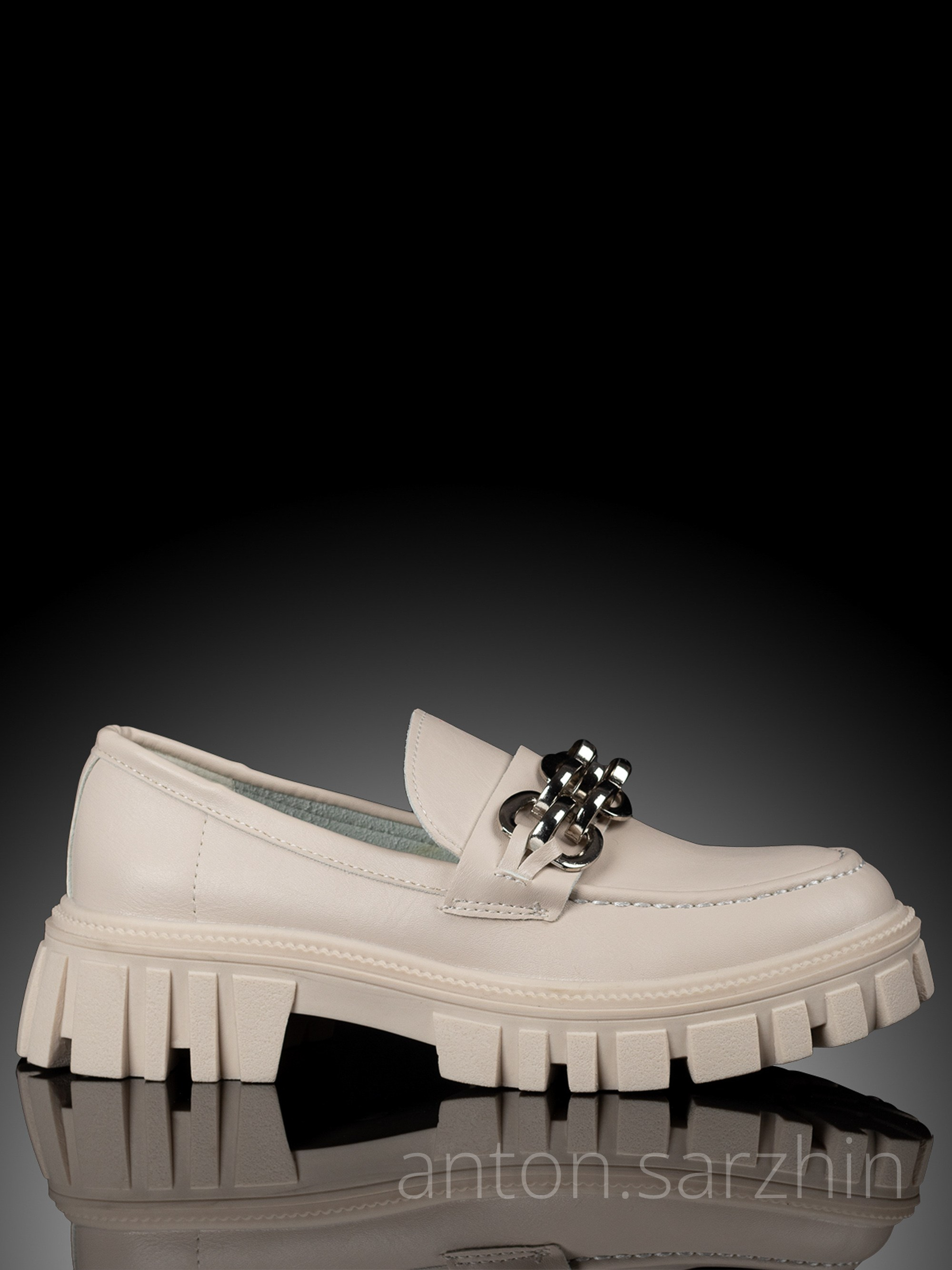 Предметная съемка женских лоферов на черном фоне с отражением