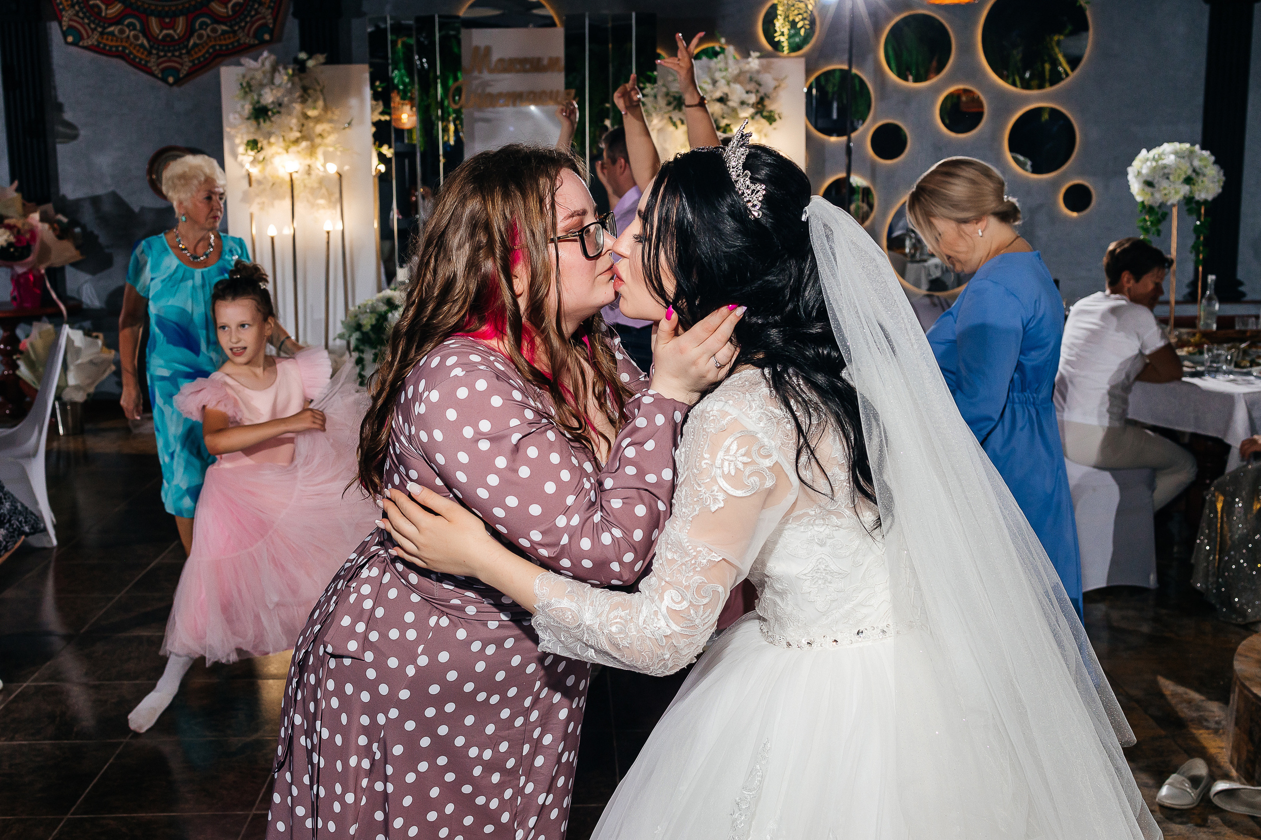 Чувствительная фотосессия молодожен в августе. Олег Сверчков | Свадебный фотограф Вологда