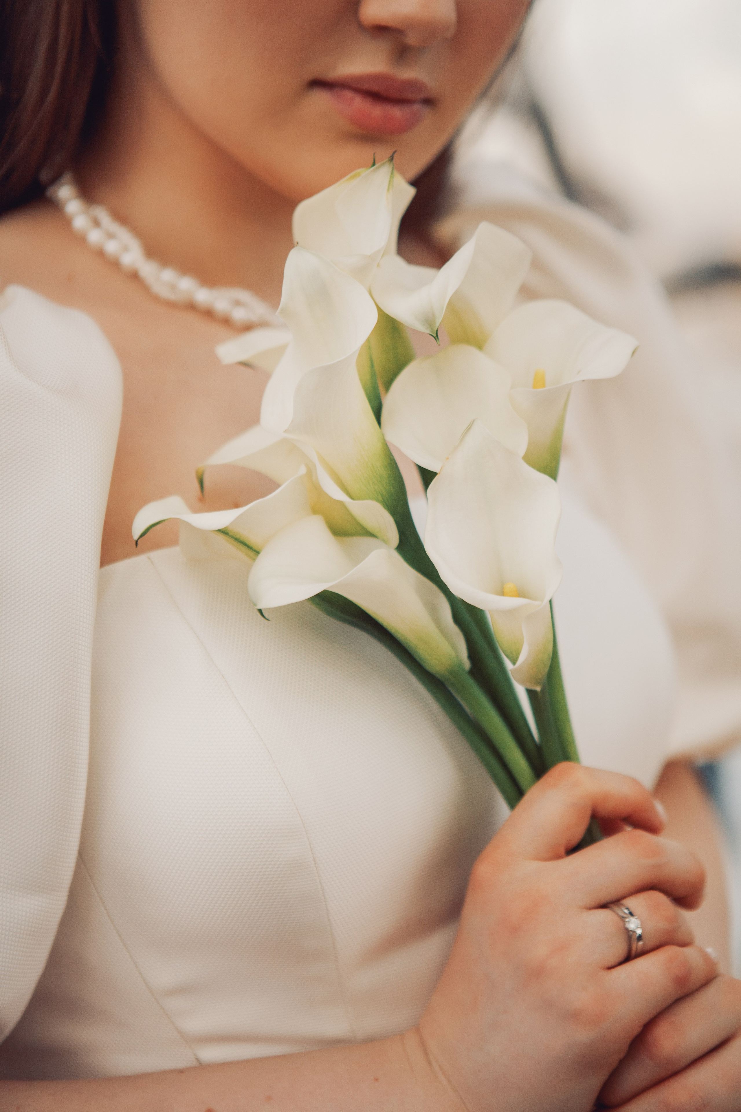 фотография каллы в руках у невесты