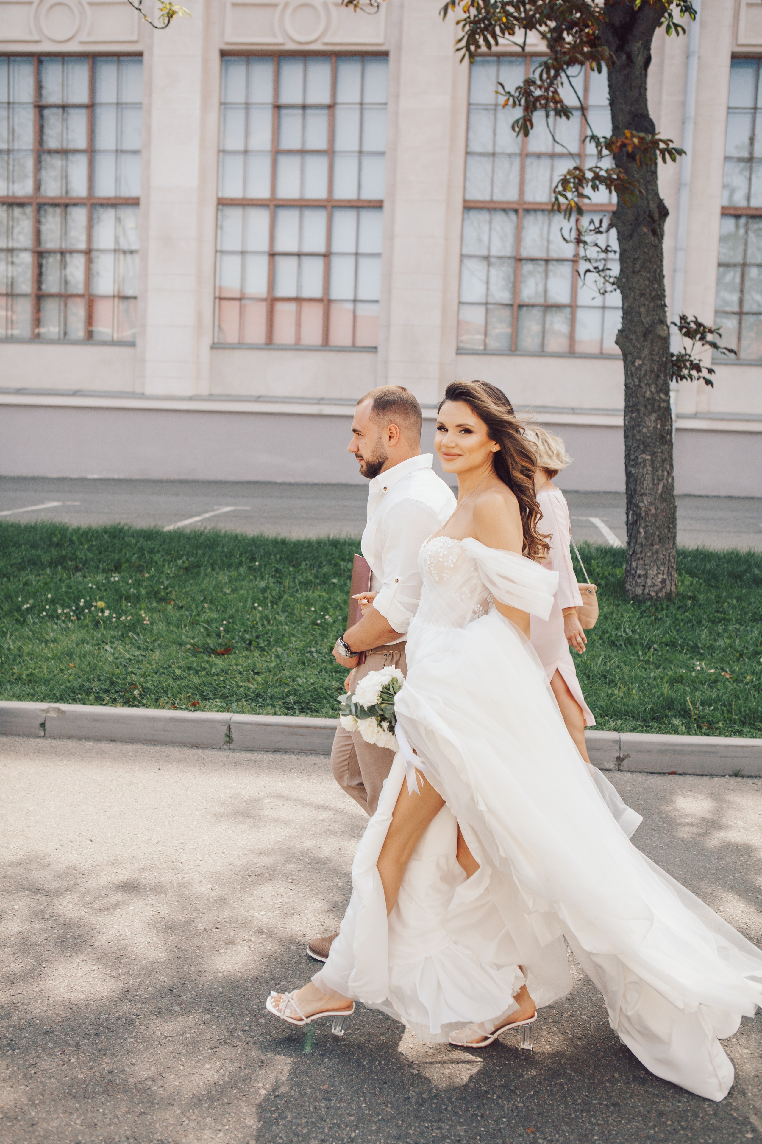 Жених и невеста в стильном платье улыбаются и гуляют по ВДНХ