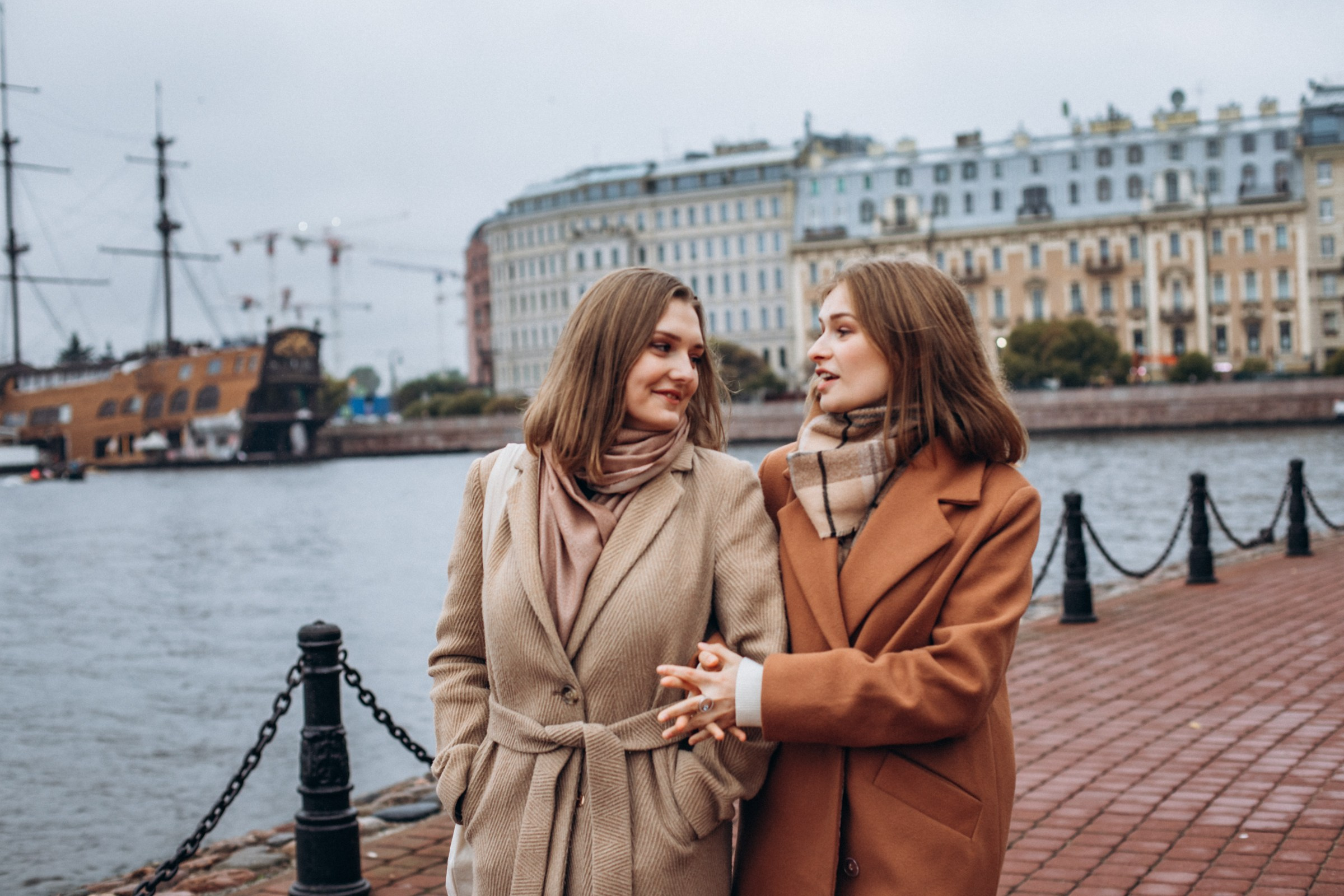 Сестры Саша и Полина в октябре. Фотопрогулка в Петербурге. Индивидуальный и семейный фотограф в Санкт-Петербурге