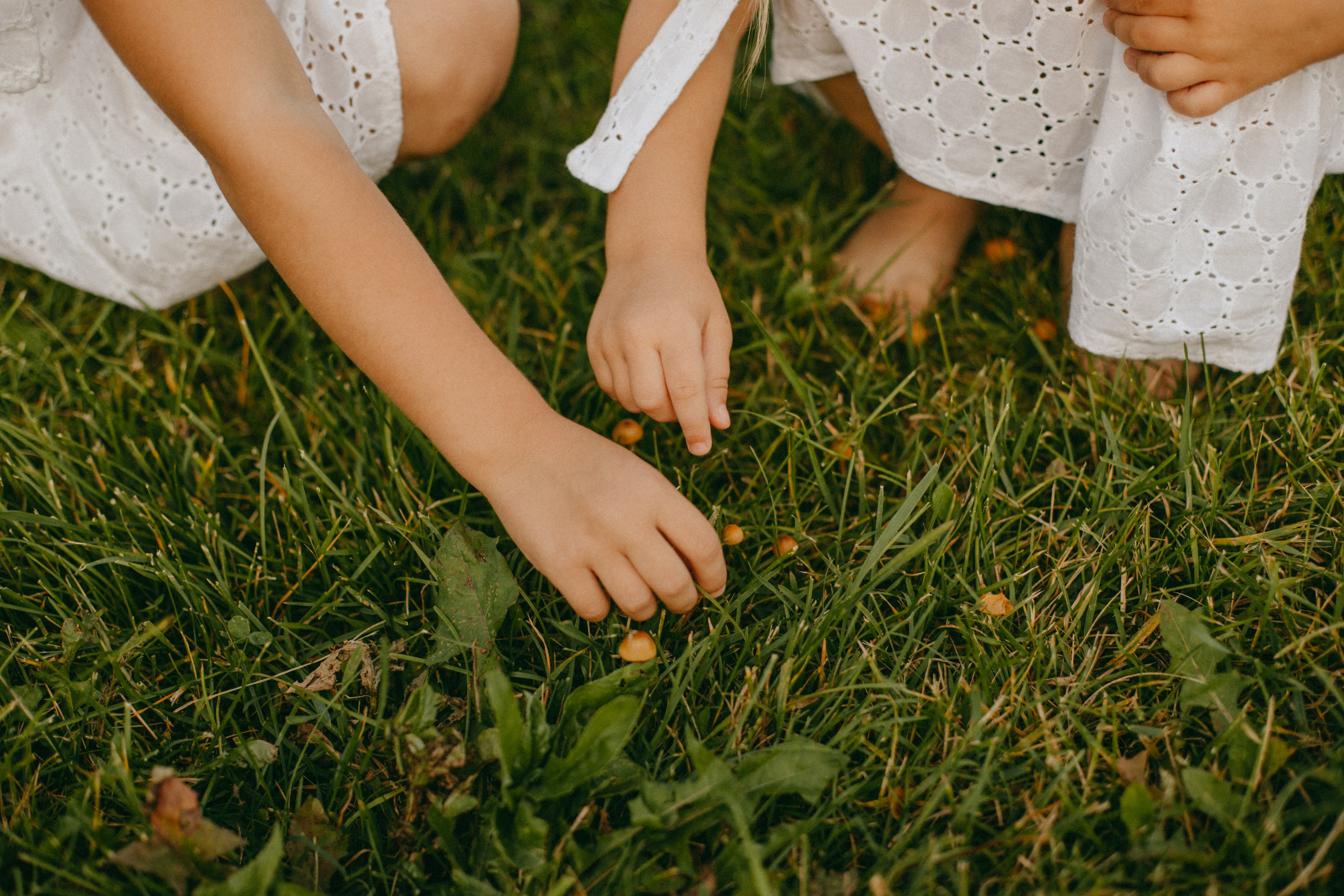 Эмма и Влада на летней прогулке с мамой. Фотограф Наталья Кургина Слюдянка Иркутск