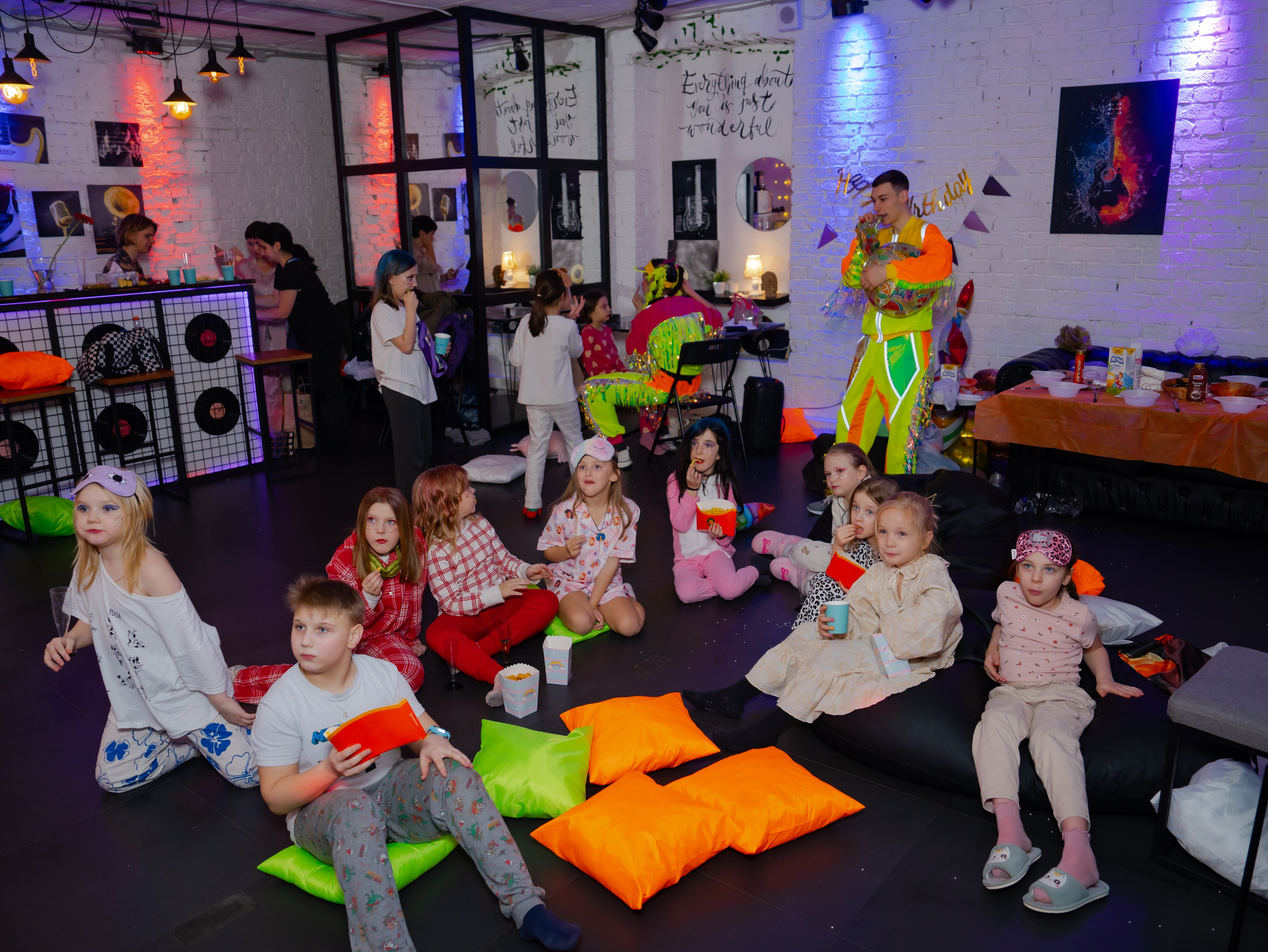 Битва подушками. Крамер Юлиана детский и семейный фотограф