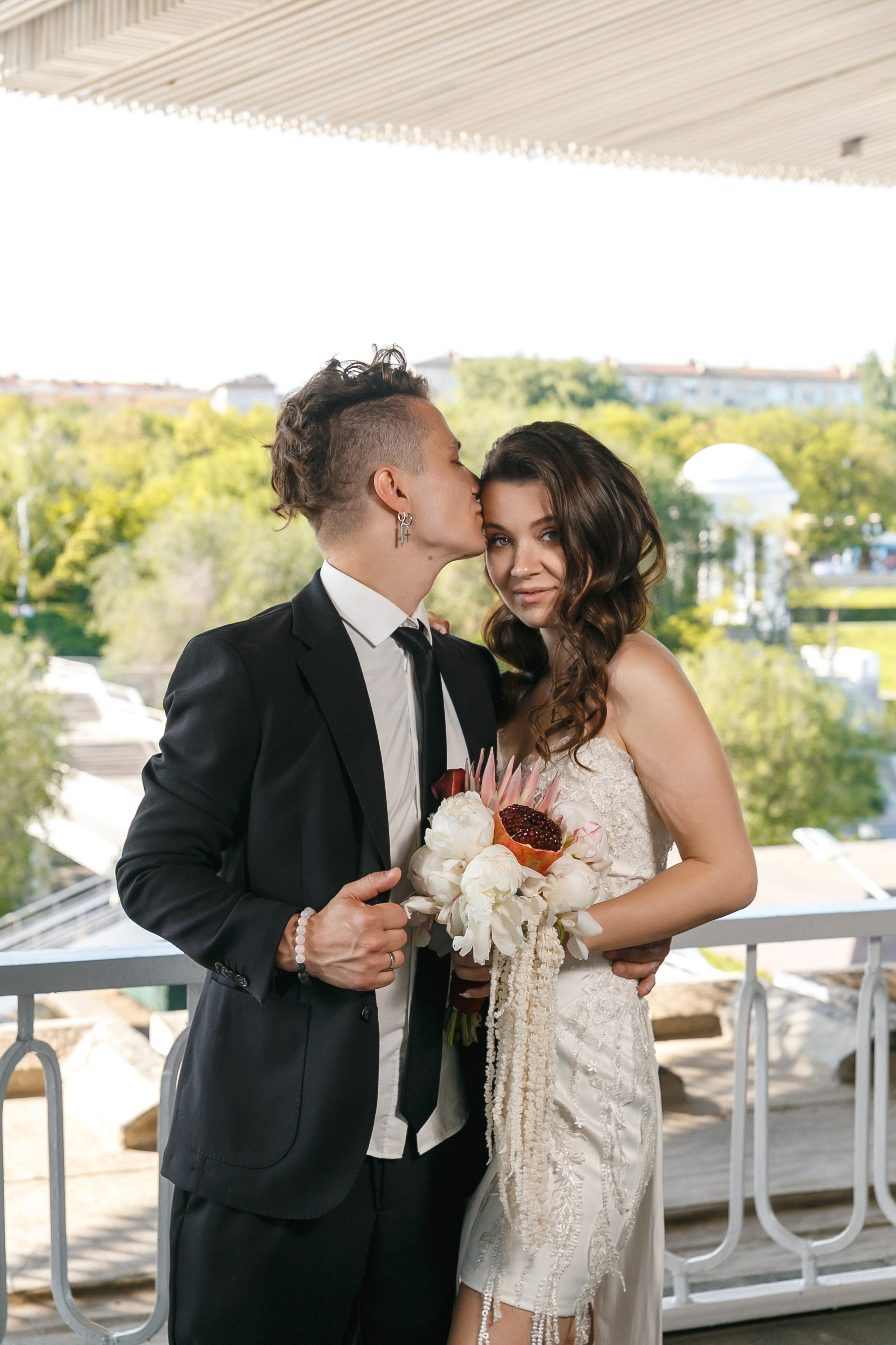 Гости украли жениха и невесту для фотографий на крыше ресторана Река. Событийный фотограф Максим Бескоровайновнов