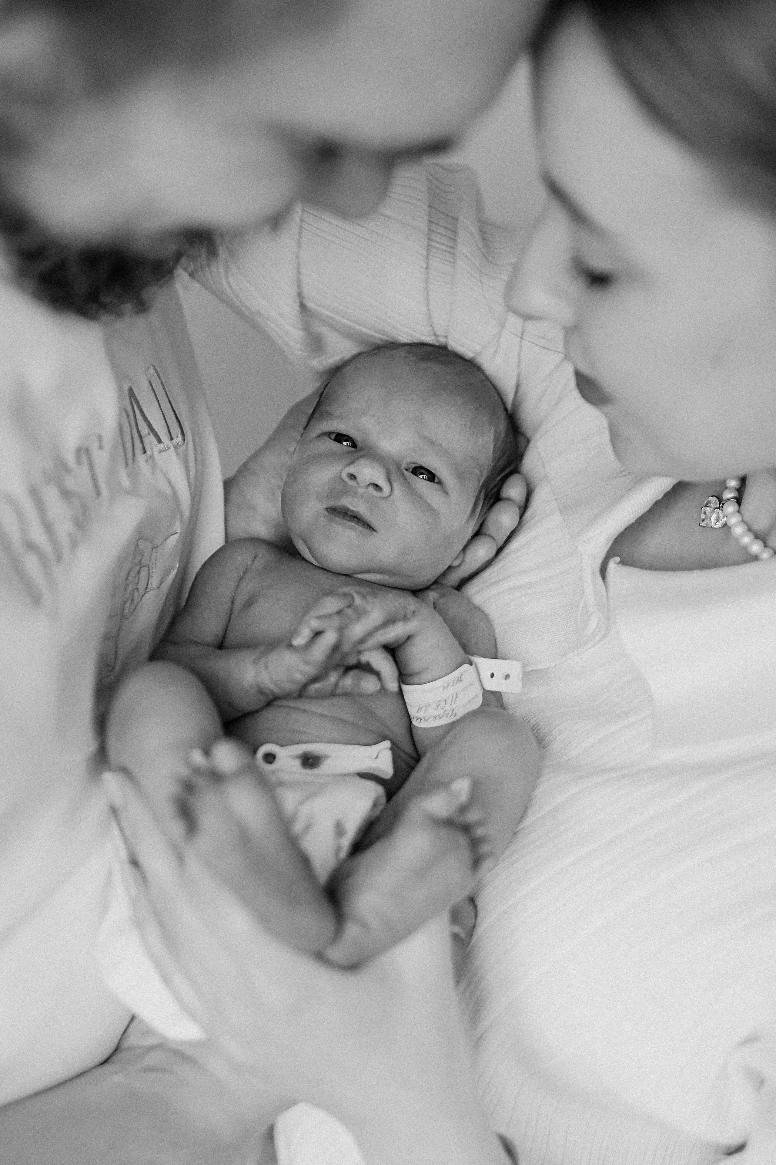 Выписка палата+внизу ПЦЭ. Семейный фотограф Тюмень, фотограф на роды Салмина Мария