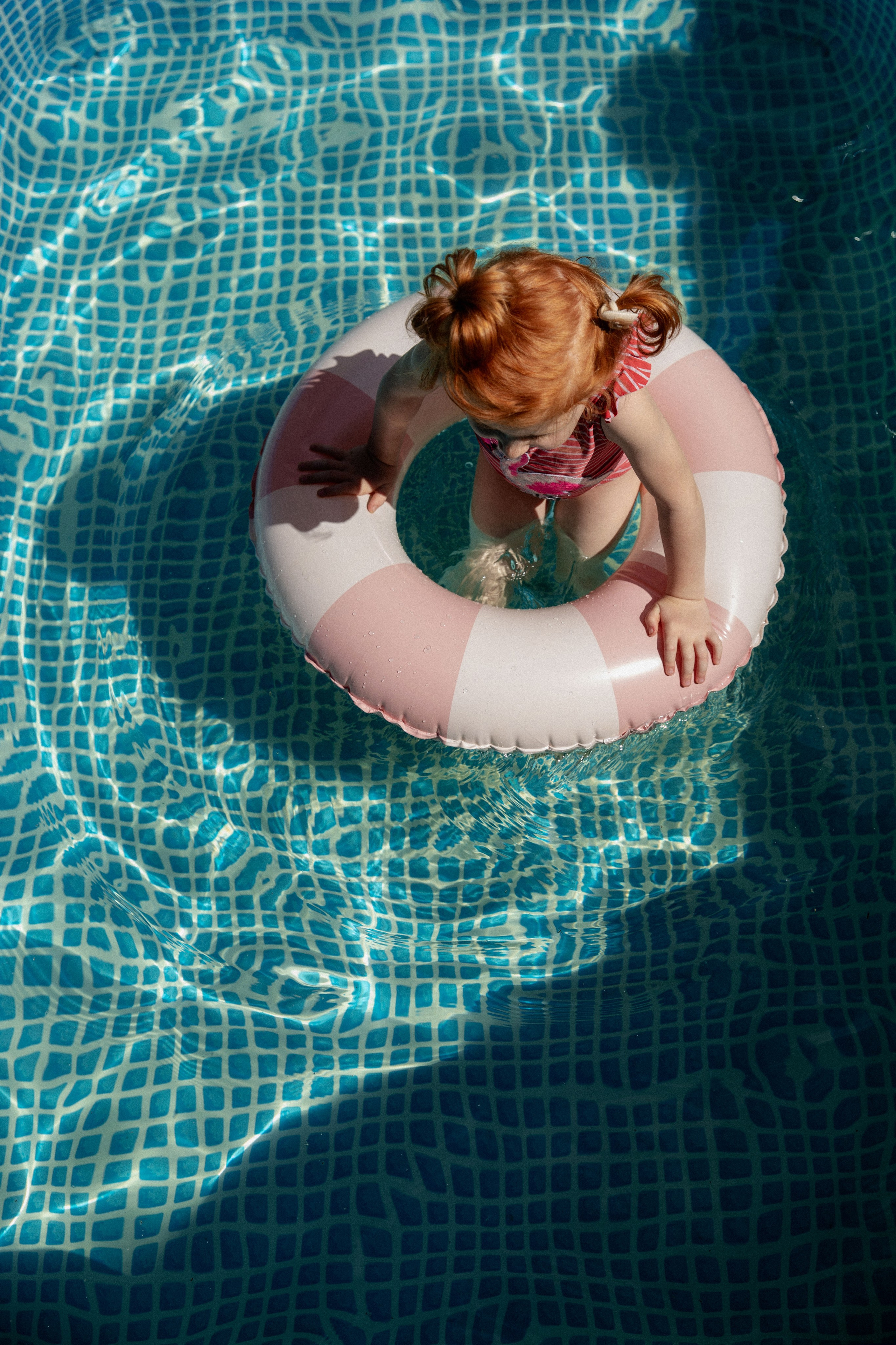 Летняя съемка девочки в саду, в бессейне, с шезлонгом, зонтиком и сахарной ватой. Фотограф новорожденных, детский фотограф  Москва.Семейная съемка Москва. Семенова Анна