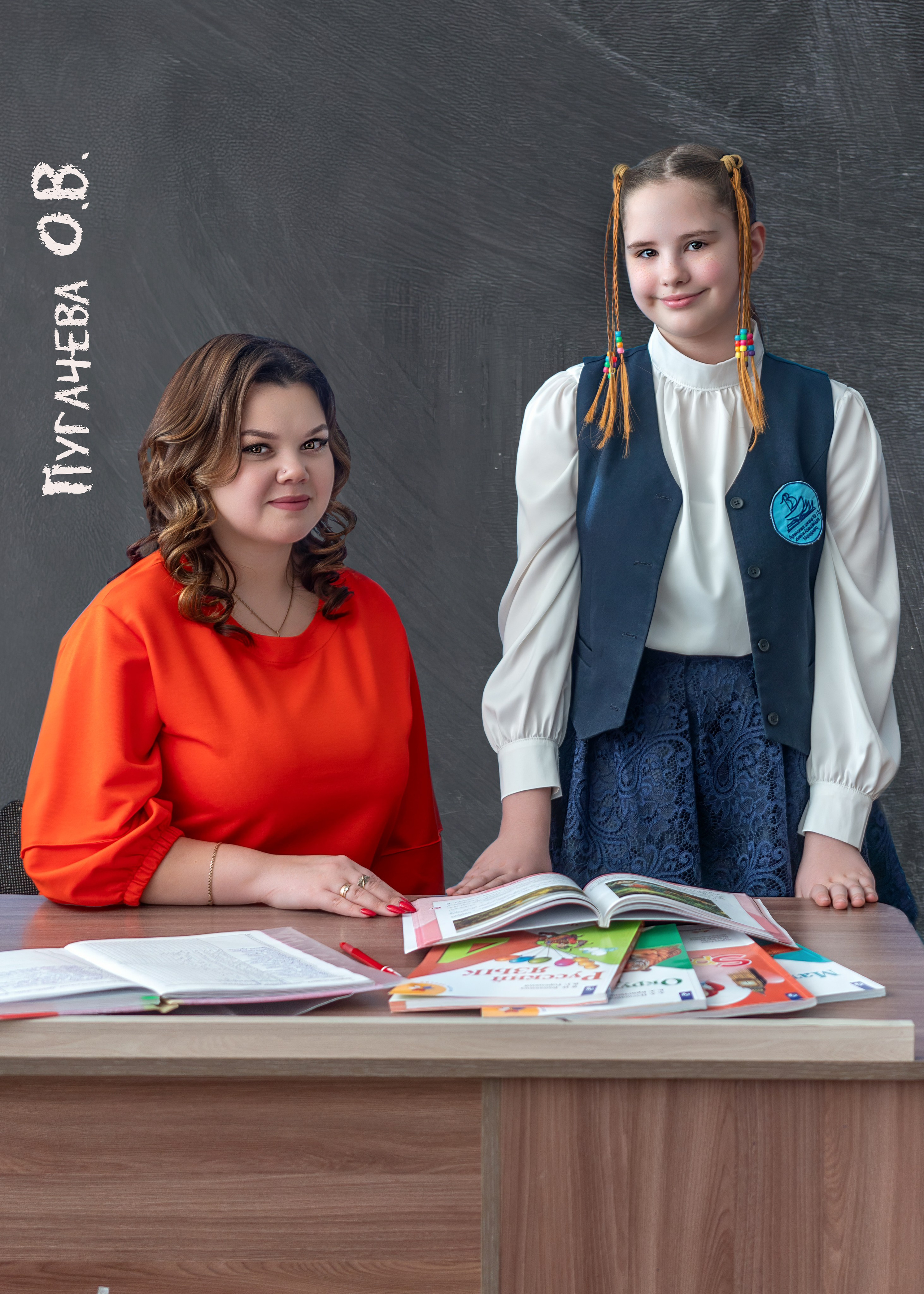 Фотография на выпускной планшет, фотография на выпускной альбом, Школьница стоит возле учительницы и читает учебник
