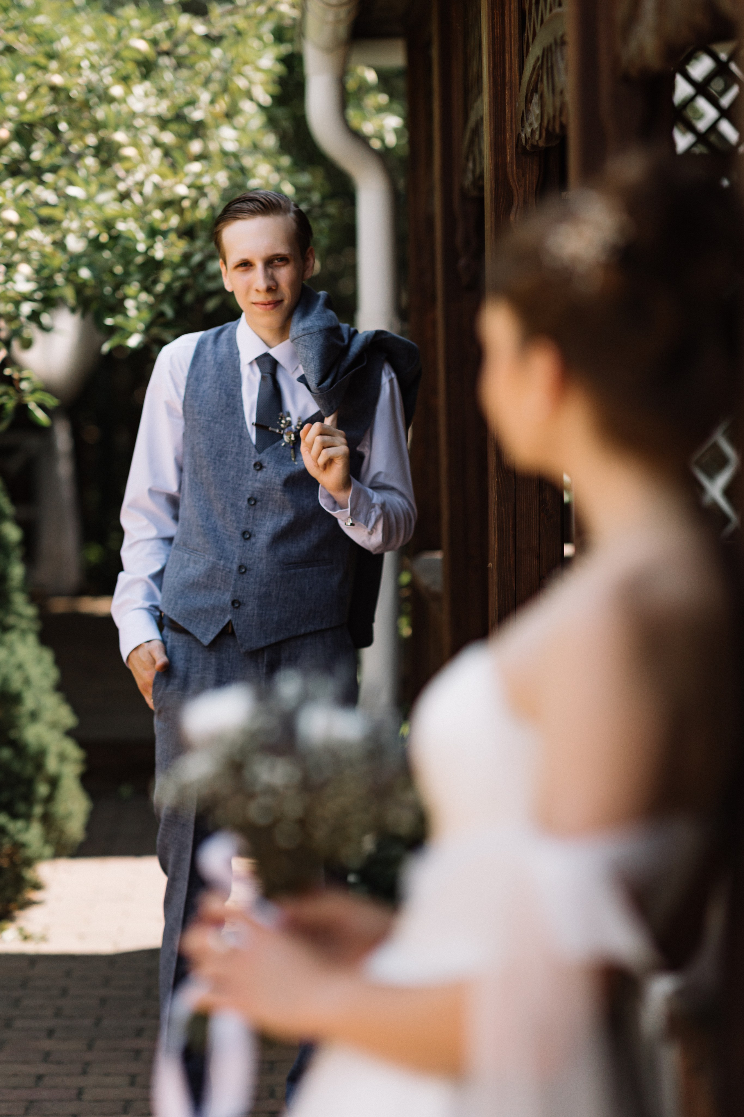 Пишущий момент: Мартин шепчет слова Юлии, она улыбается в ответ.