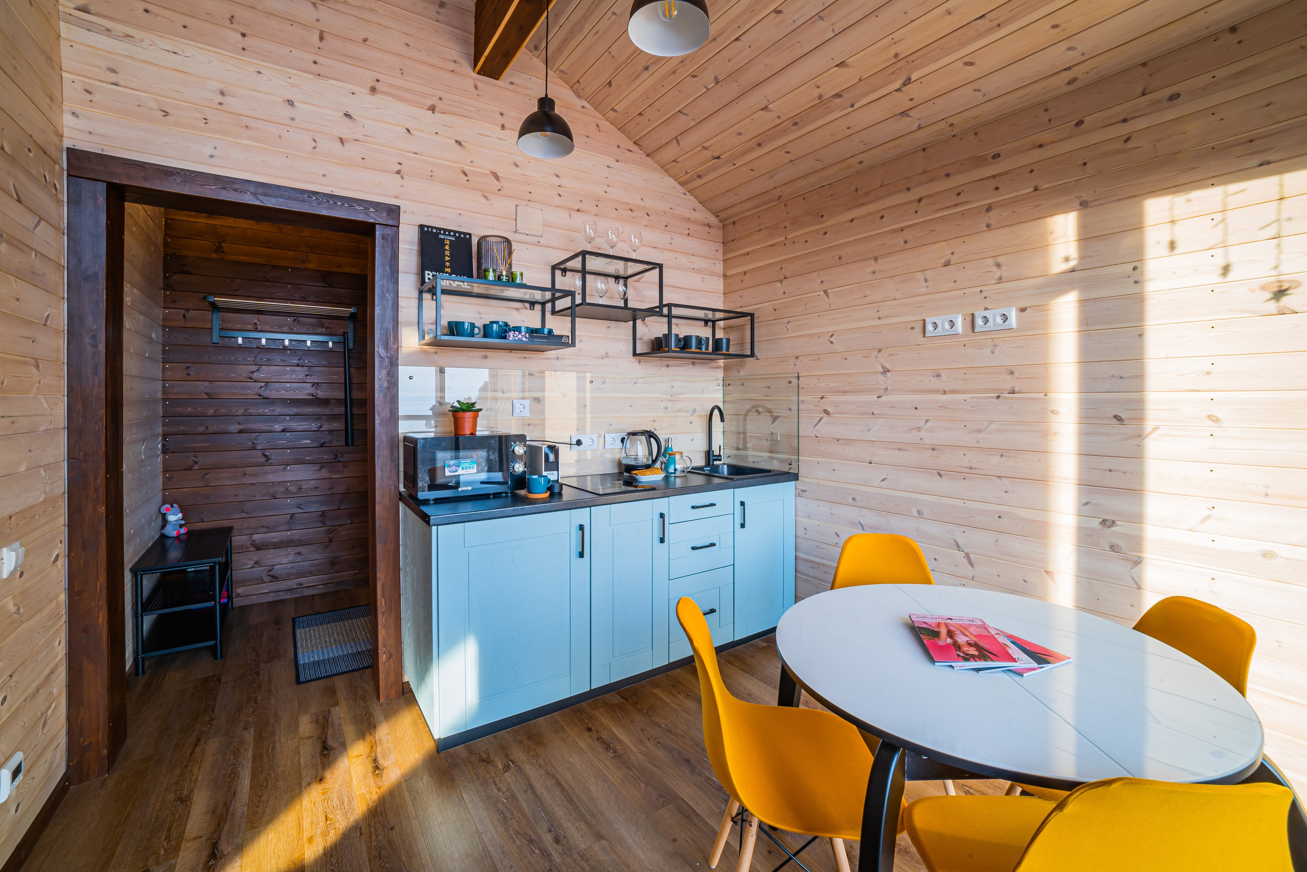 Интерьерная съемка частного гостевого дома. Занимаюсь профессиональной фотографией и живу рядом с Байкалом. Работаю в разных жанрах