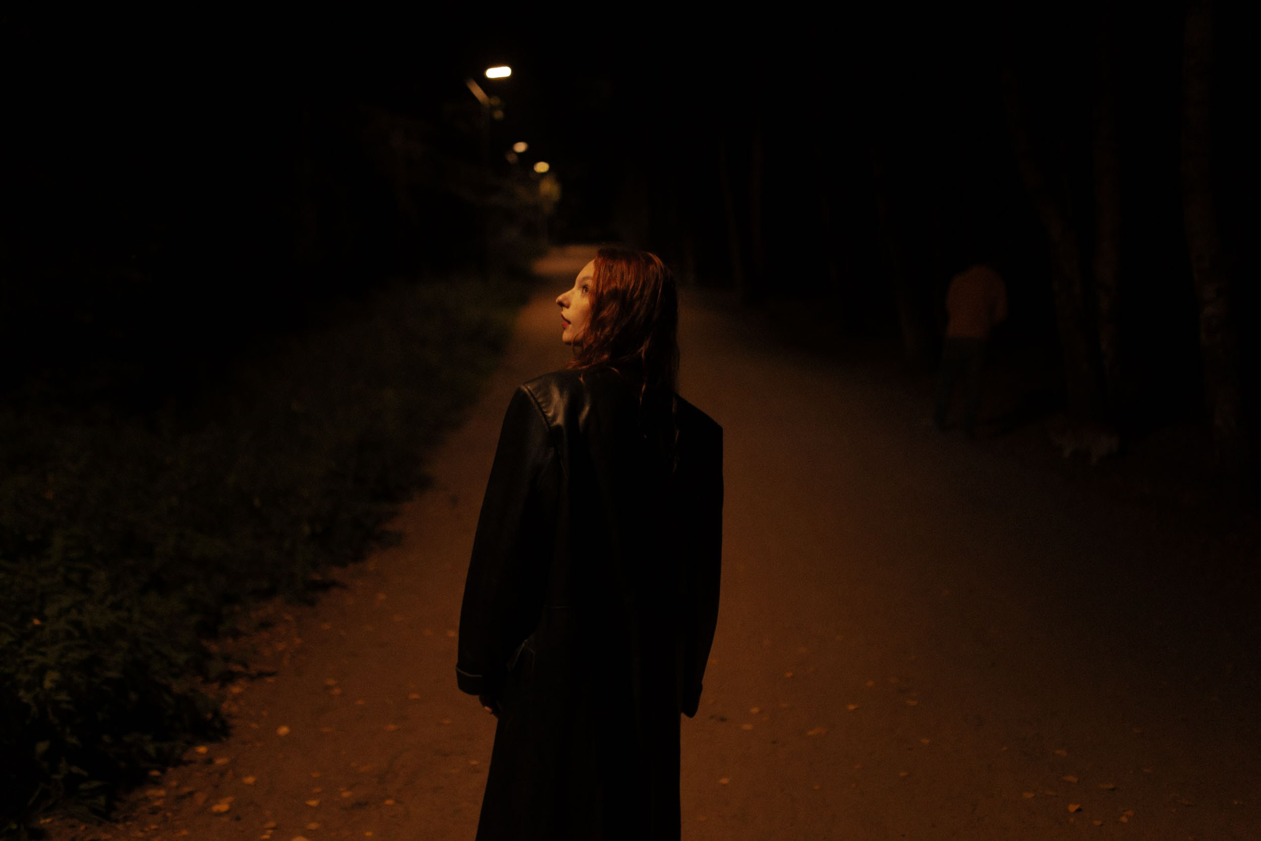 Темный женский силуэт на фоне дыма