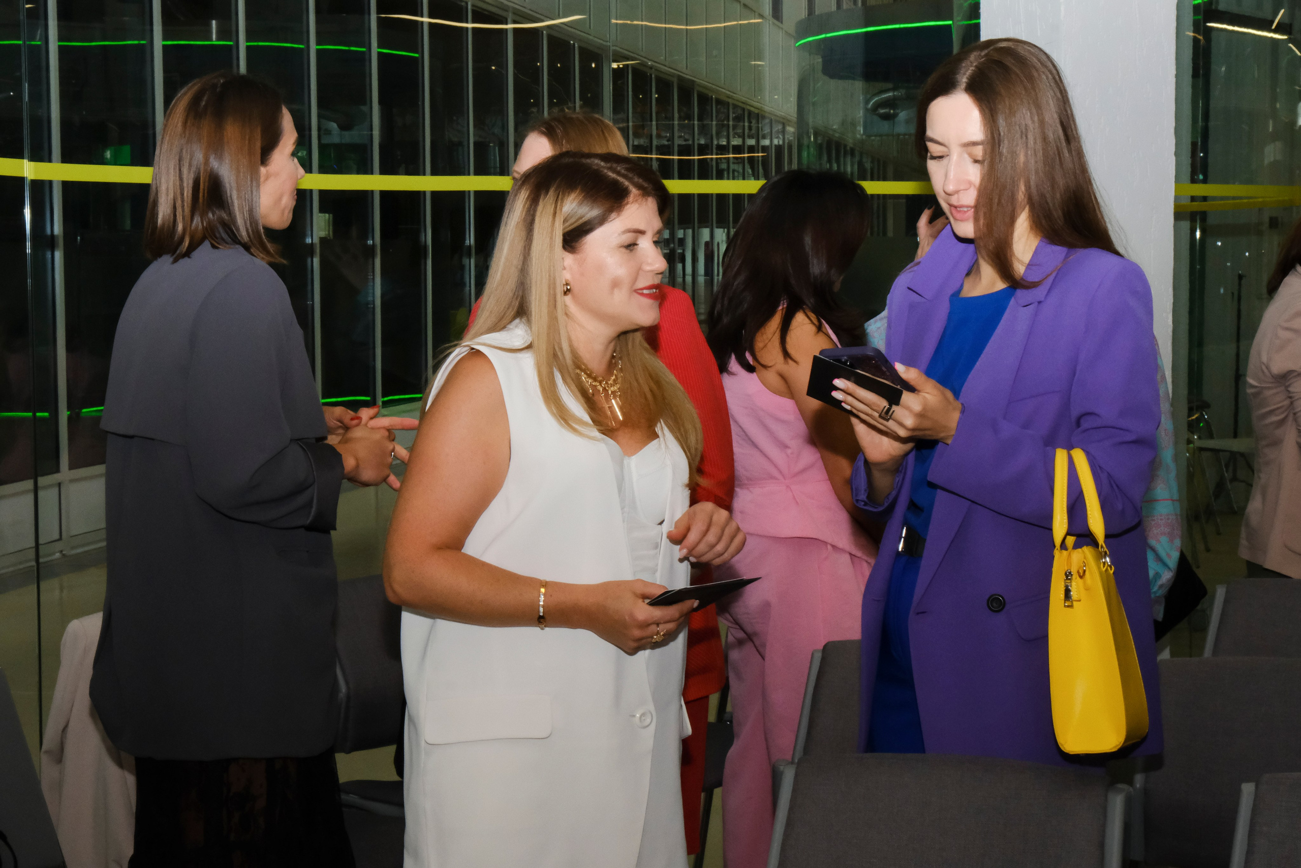 Репортаж бизнес-конференции в Сколково от сообщества BRUSNIKA. Индивидуальная фотосъёмка в Москве. Фотограф Василиса Тарасова