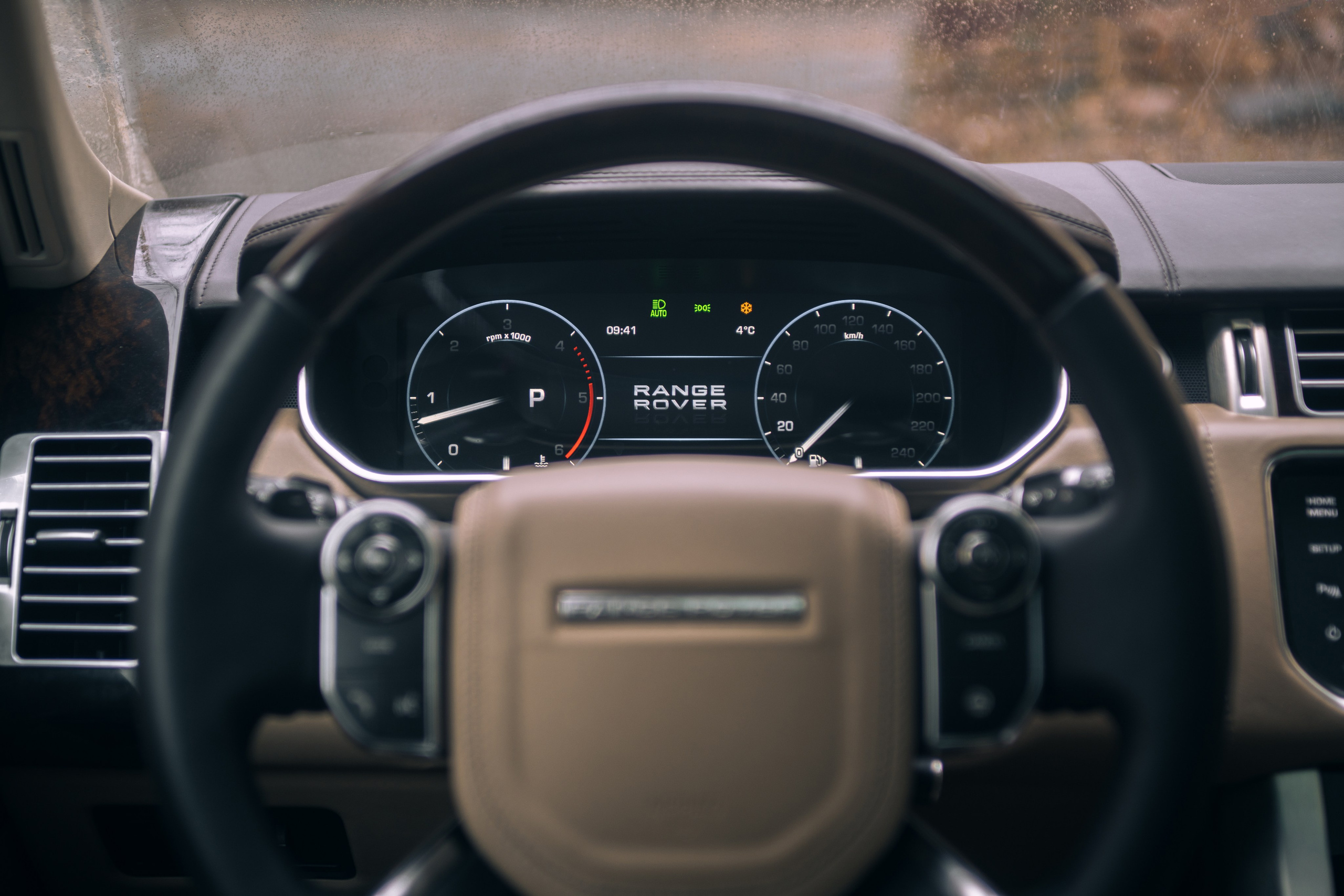 Range Rover в центре Москвы. Жуков Илья  свадебный фотограф в Москве