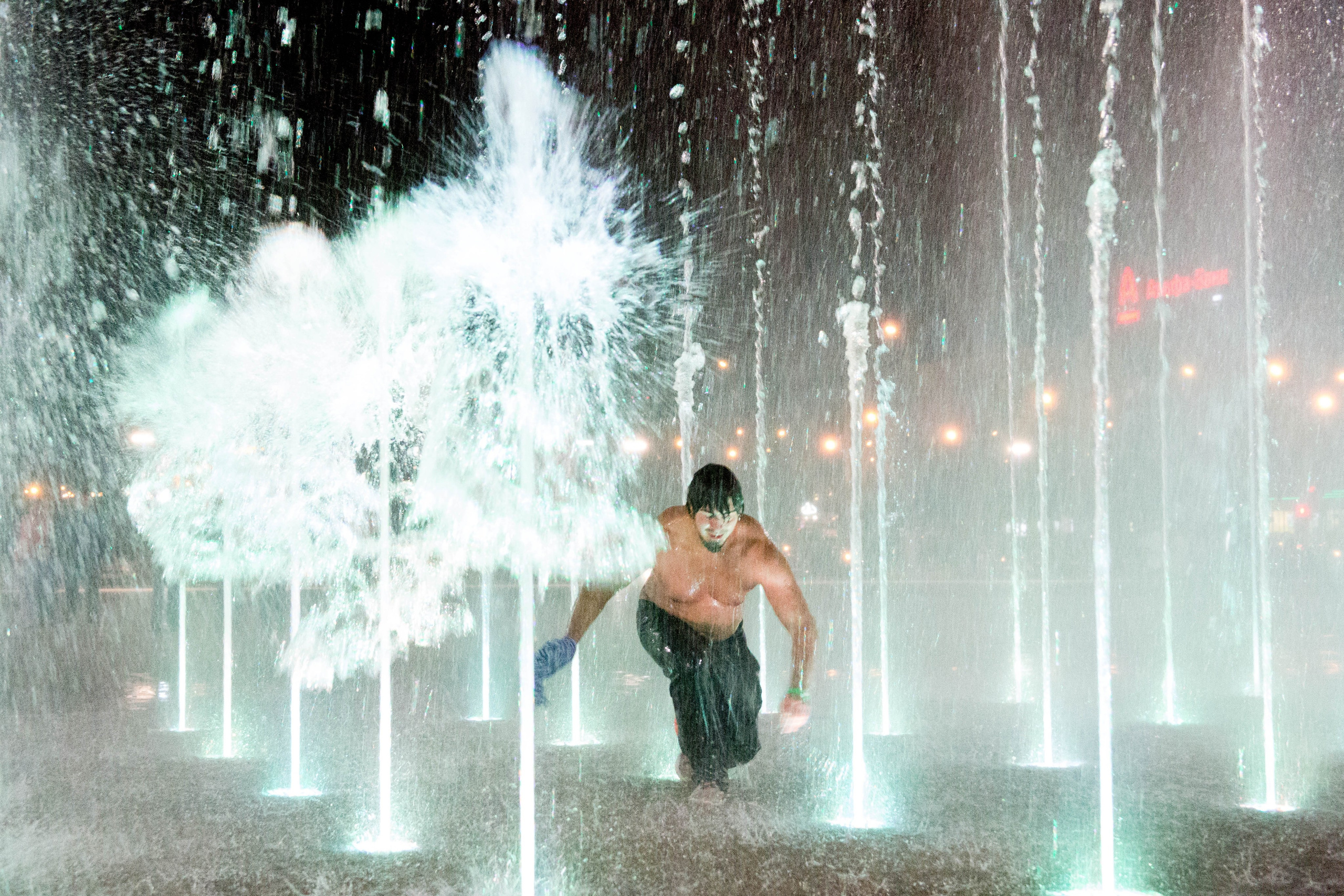 Фотосессия в фонтане. Фотограф Пермь. Фотосессия в фотостудии Перми и на свежем воздухе