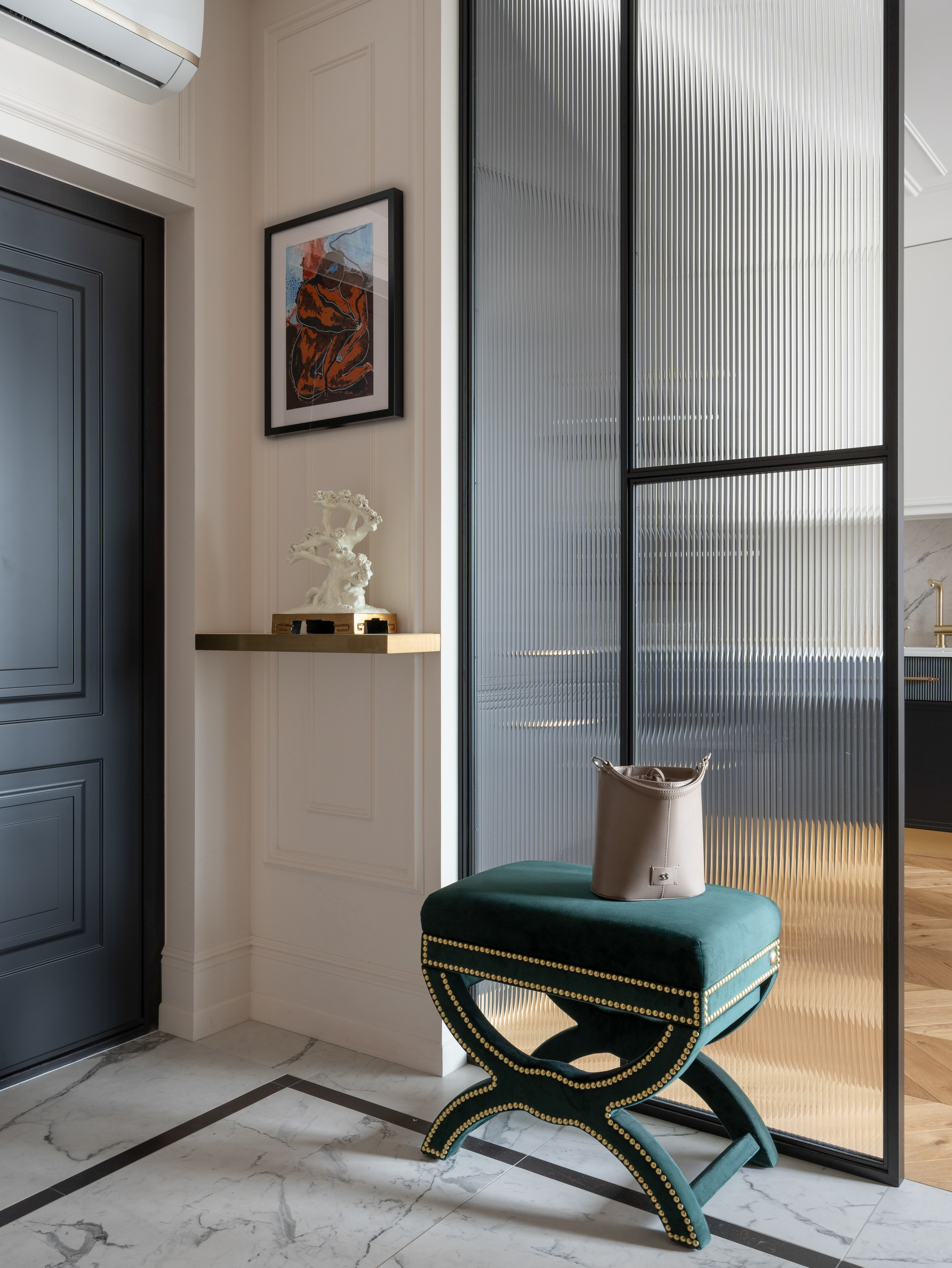 Входная группа с  большим зеркалом и акцентной банкеткой— продуманный вход в квартиру 50 м².