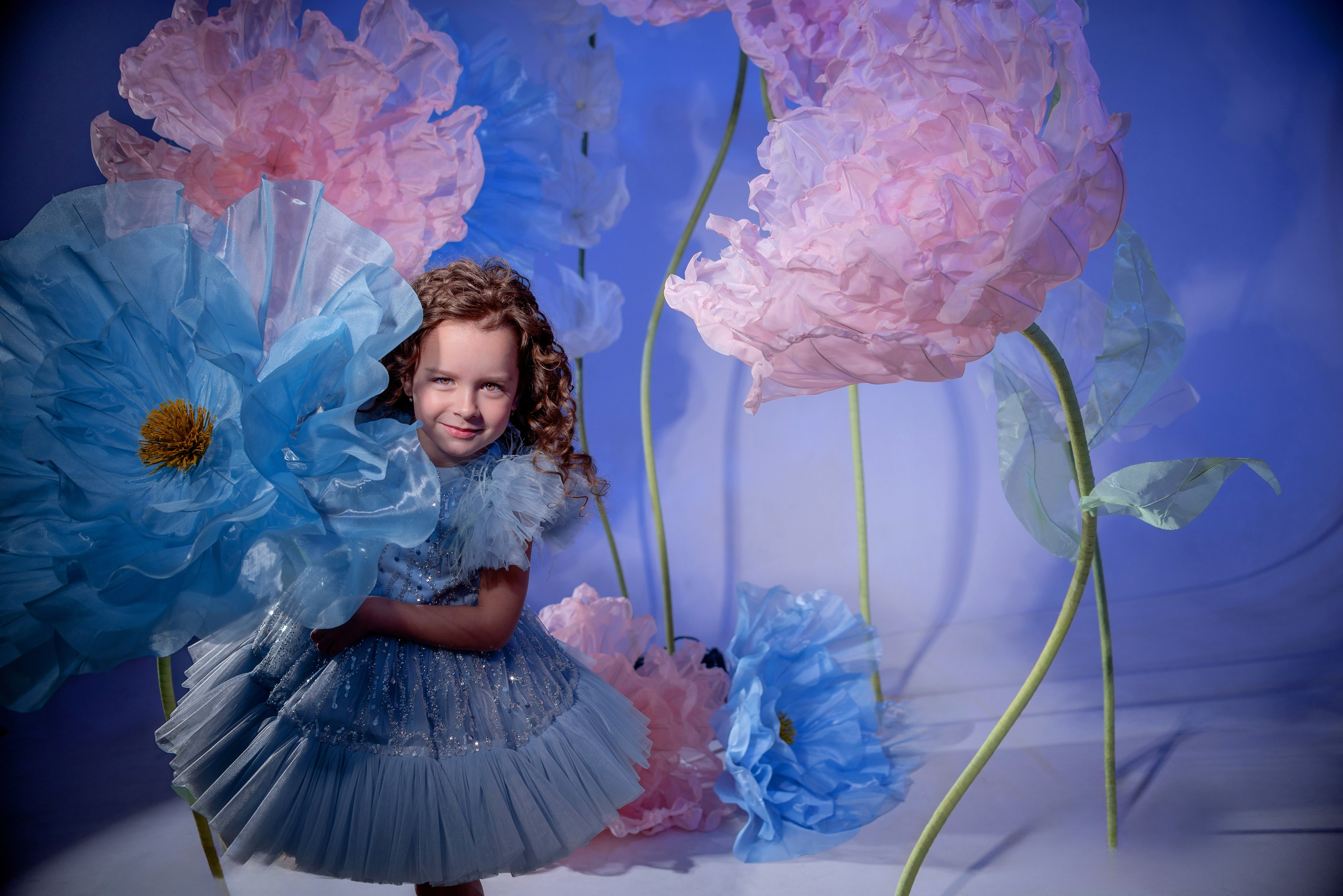 Фотосессия с большими цветами для детей, детский фотопроект. Детский студийный фотограф Сочи