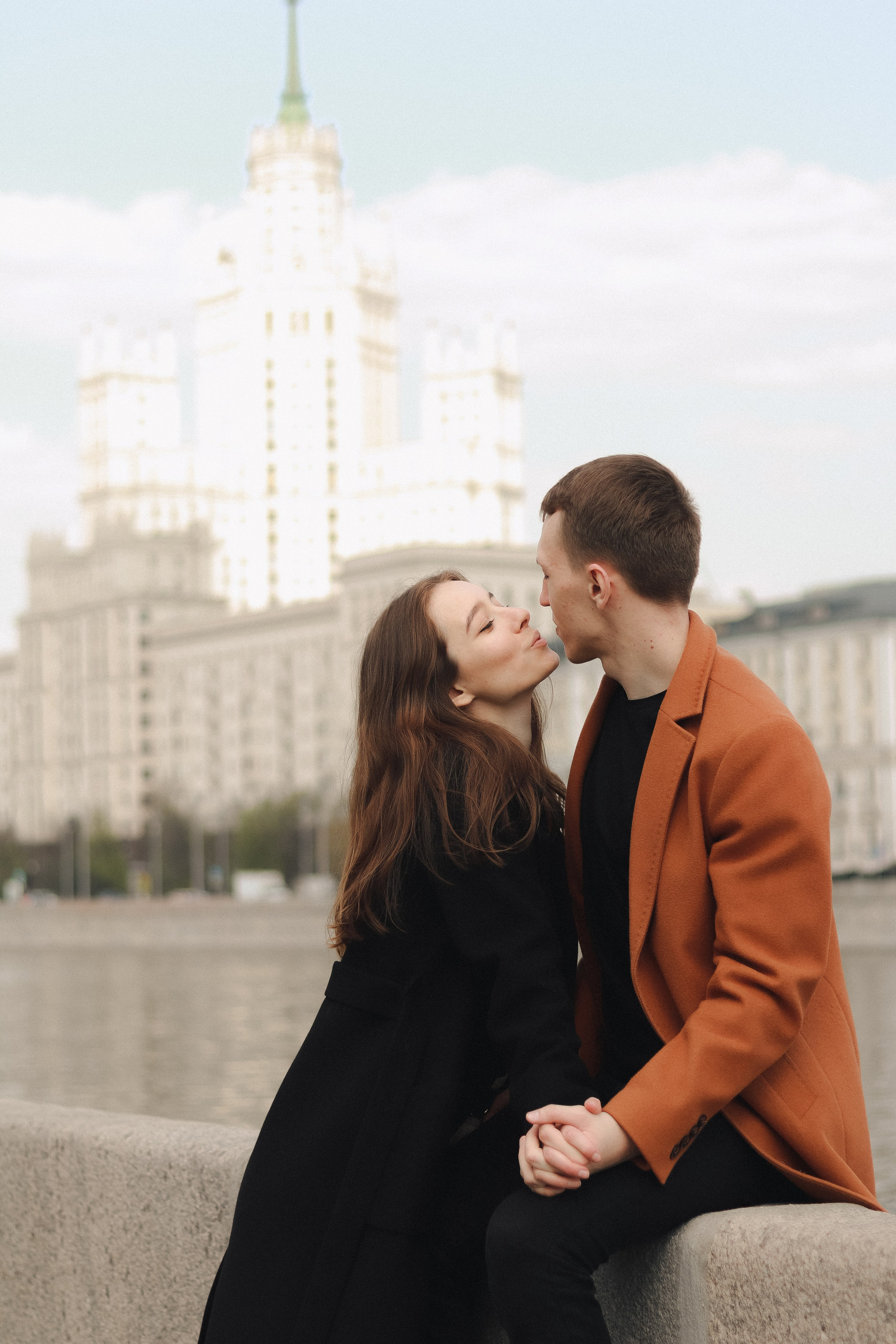 Парная фотосессия Елизавета & Роман на Котельнической набережной в Москве. Индивидуальный, свадебный, и love-story фотограф в Москве