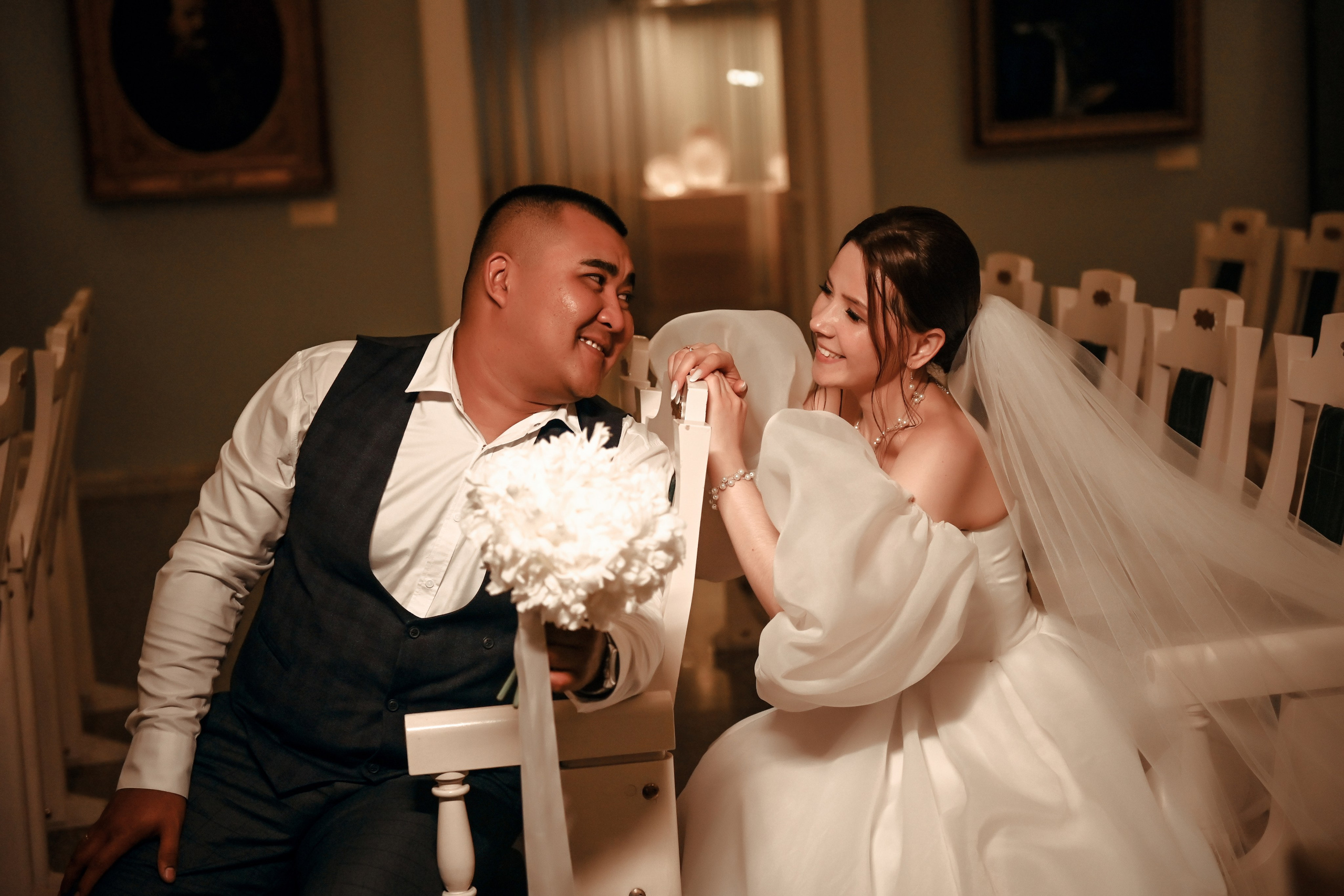 Небольшая свадебная серия в музее и прогулкой под дождем Эльмиры и Ризата. Свадебный, семейный, детский, контент фотограф в Омске Максим Ильин