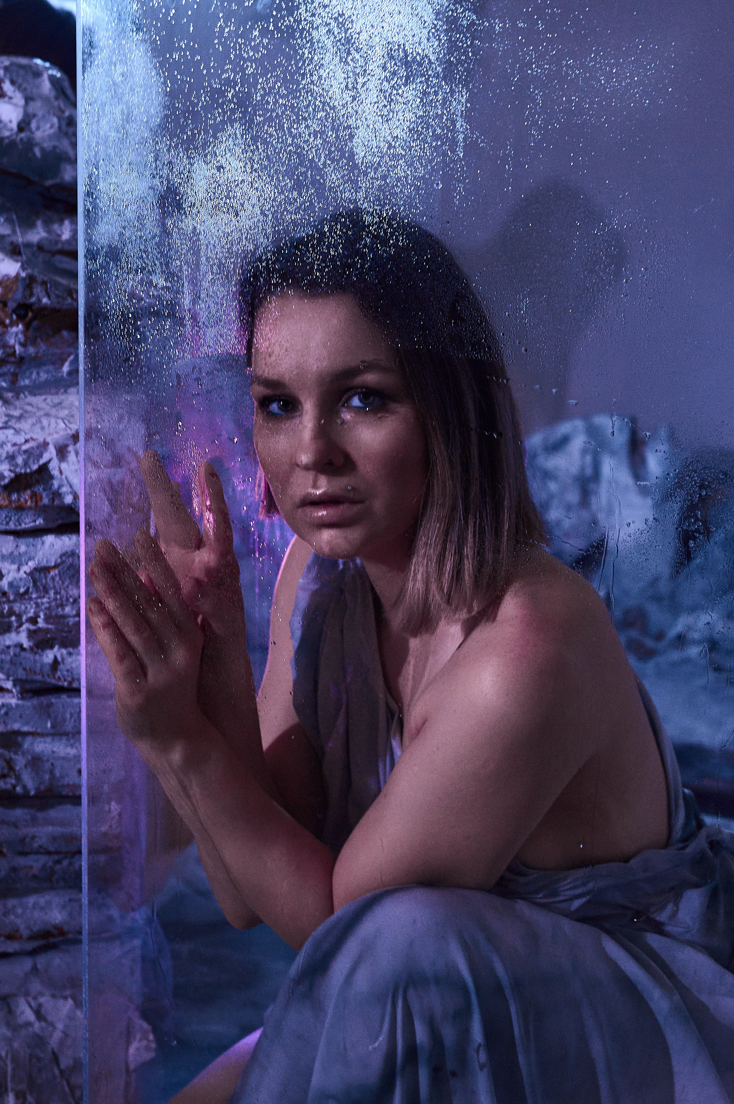 Фотосессия Ксении в декорациях «Лед» со стеклянным кубом