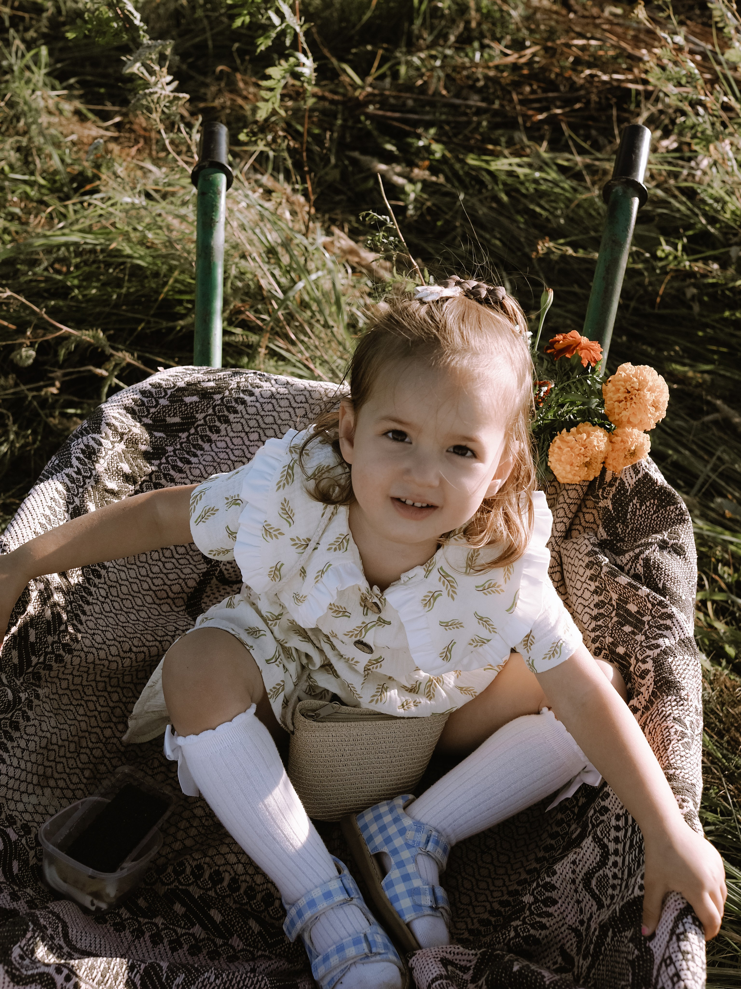 Гоняться по полю на тачке с мамой и папой. Обижаться. Смеяться. Фотограф Рязань. Семейный Свадебный фотограф