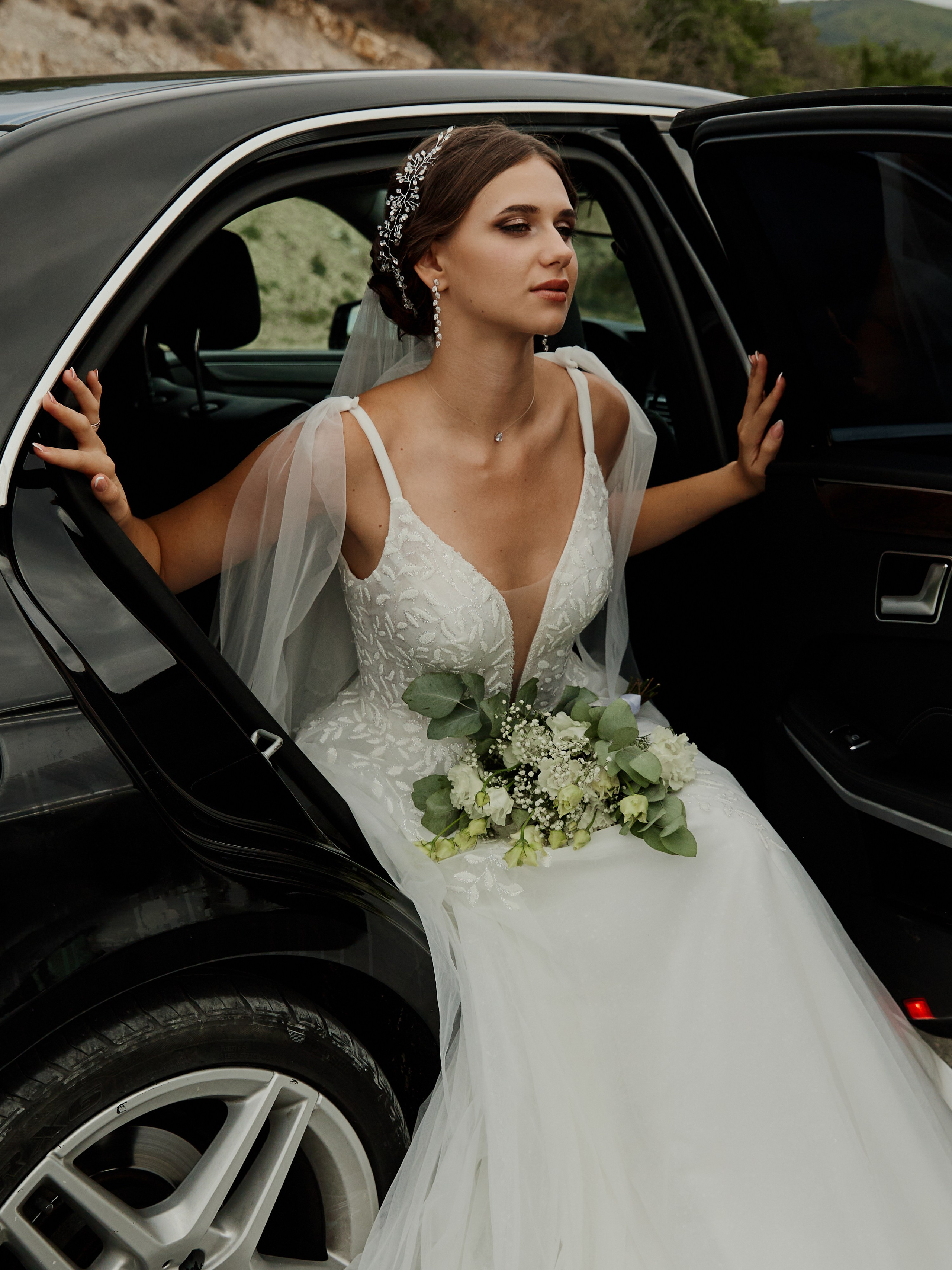 Свадебная фотосессия в Анапе, портрет невесты в автомобиле
