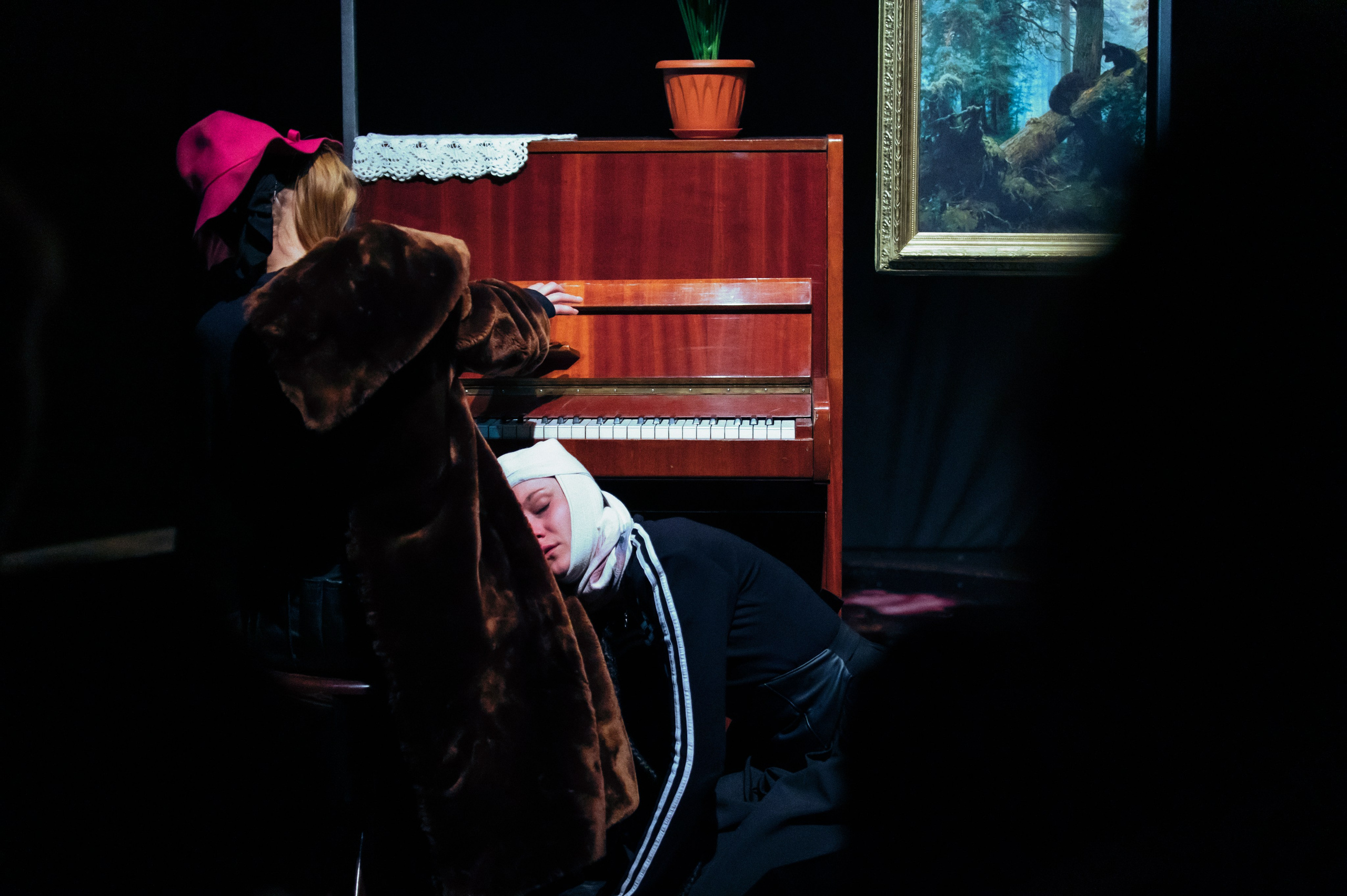 Спектакль "Магазин", Небольшой Драматический Театр /Санкт-Петербург/. Татьяна Колганова, Анна Шельяпкова, Михаил Тараканов