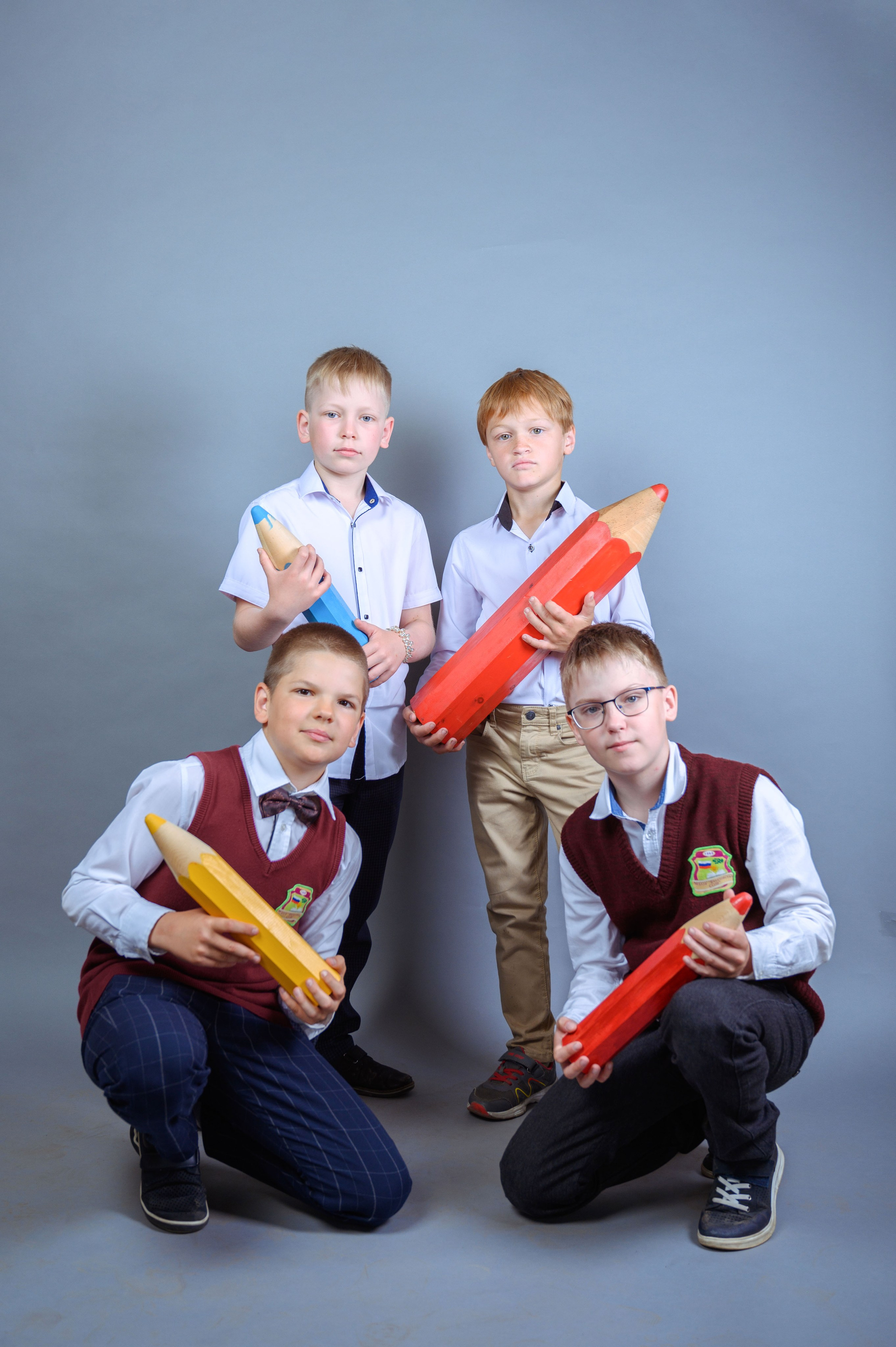 Фотосъемка на фоне с реквизитом. Фотограф. Выпускные альбомы в Барнауле