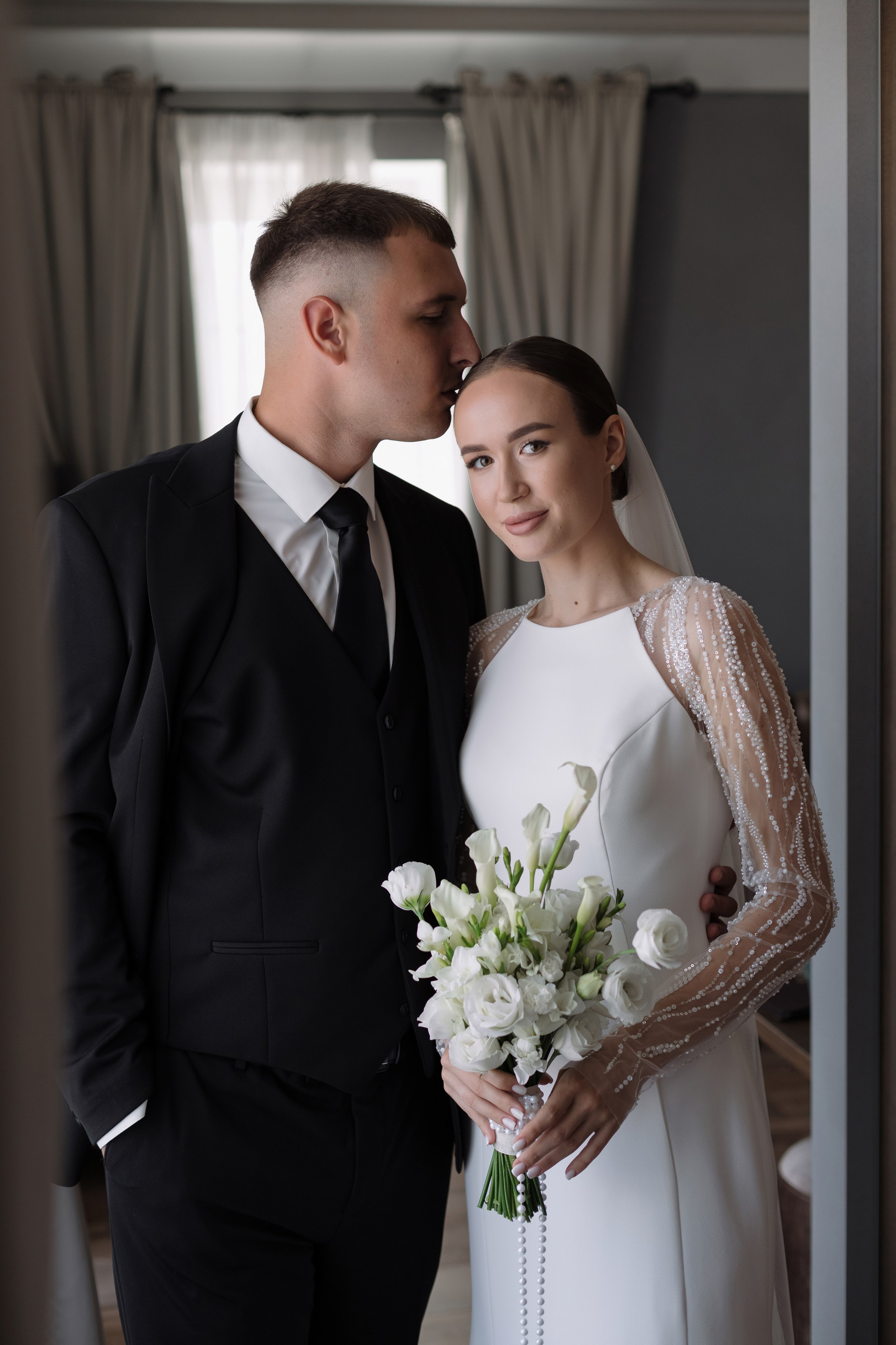 Жених целует невесту в лоб во время свадебных сборов в Golden Horse, Таганрог