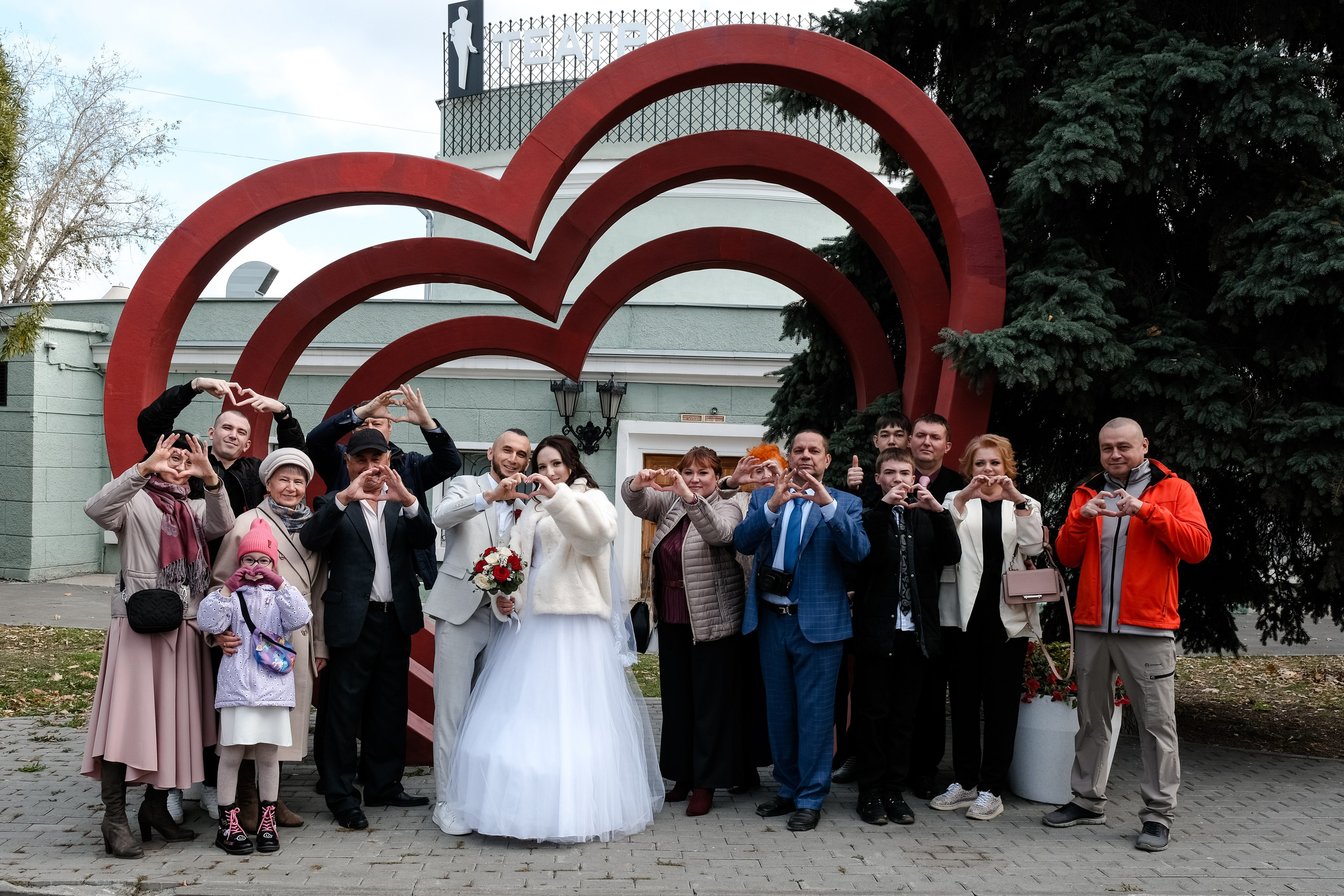 Азат и Дарья_прогулка с ретро-автомобилями. Свадебный фотограф в Челябинске Сырчикова Наталья
