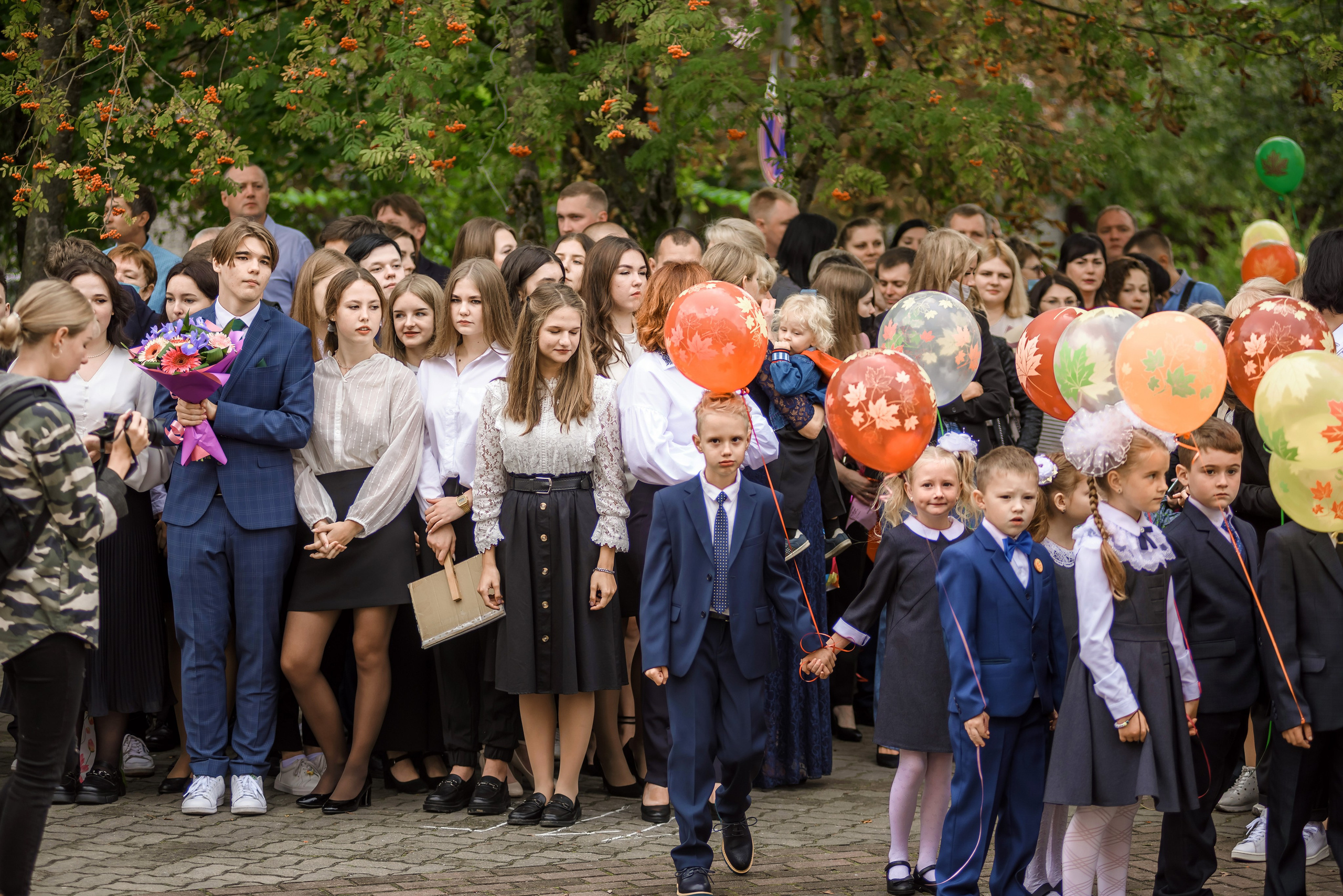 Линейка 11-е классы 2023. Фотограф Галина Лисанова, г. Брянск