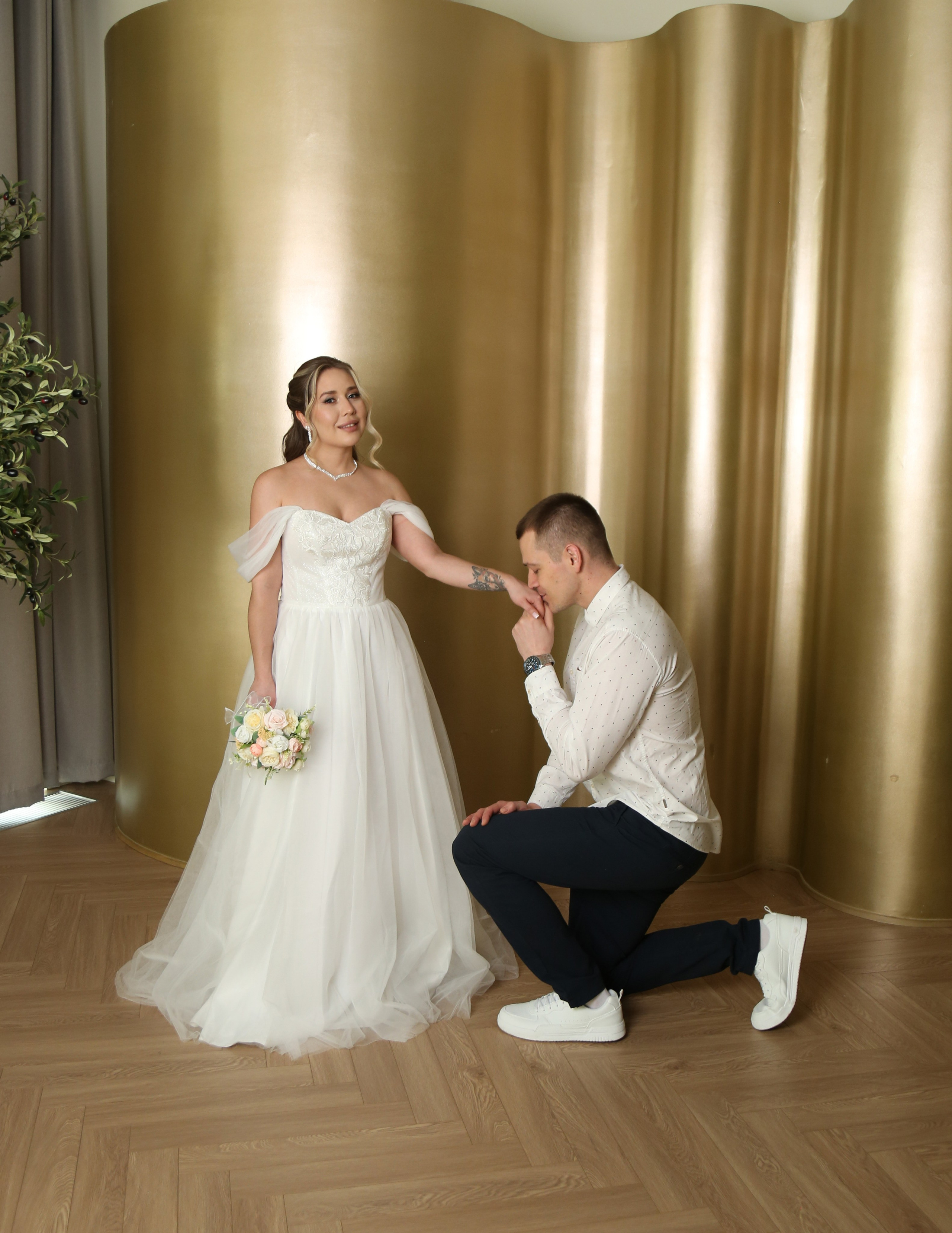 Свадебная фотосессия Динары и Романа в Шипиловском Загсе. Фотосессия в студии в Москве от профессионального фотографа услуги по доступным ценам