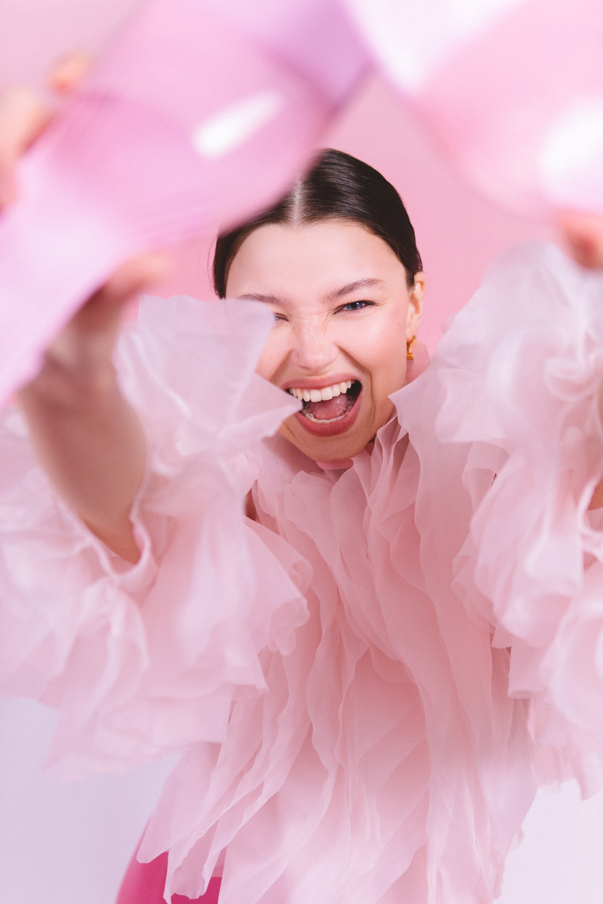 Регина. Фотосессия на розовом фоне. Фотограф в Москве Ольга Сатони