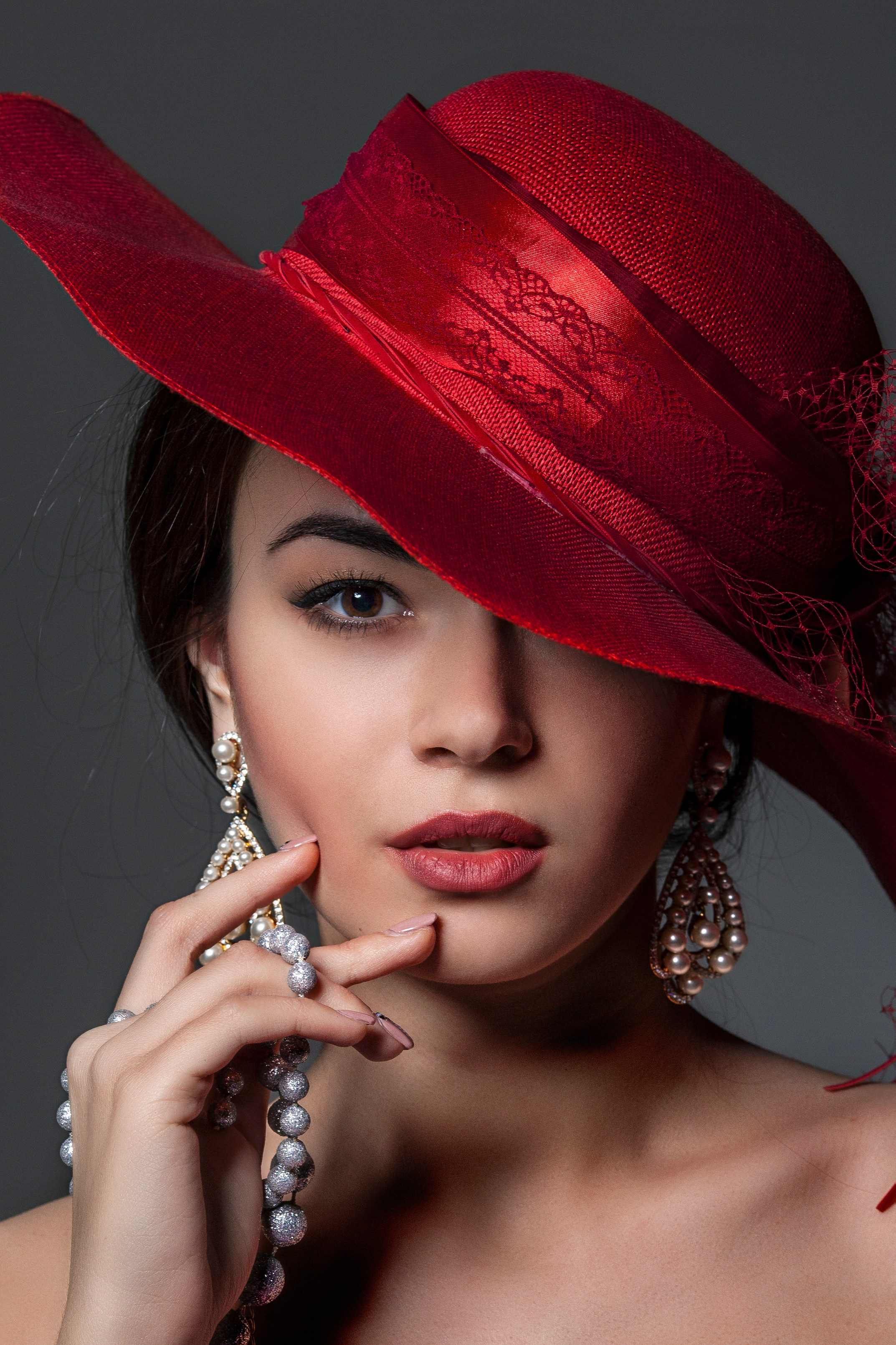 портрет молодой красивой девушки в красной шляпе фотограф Дмитрий Логофеди