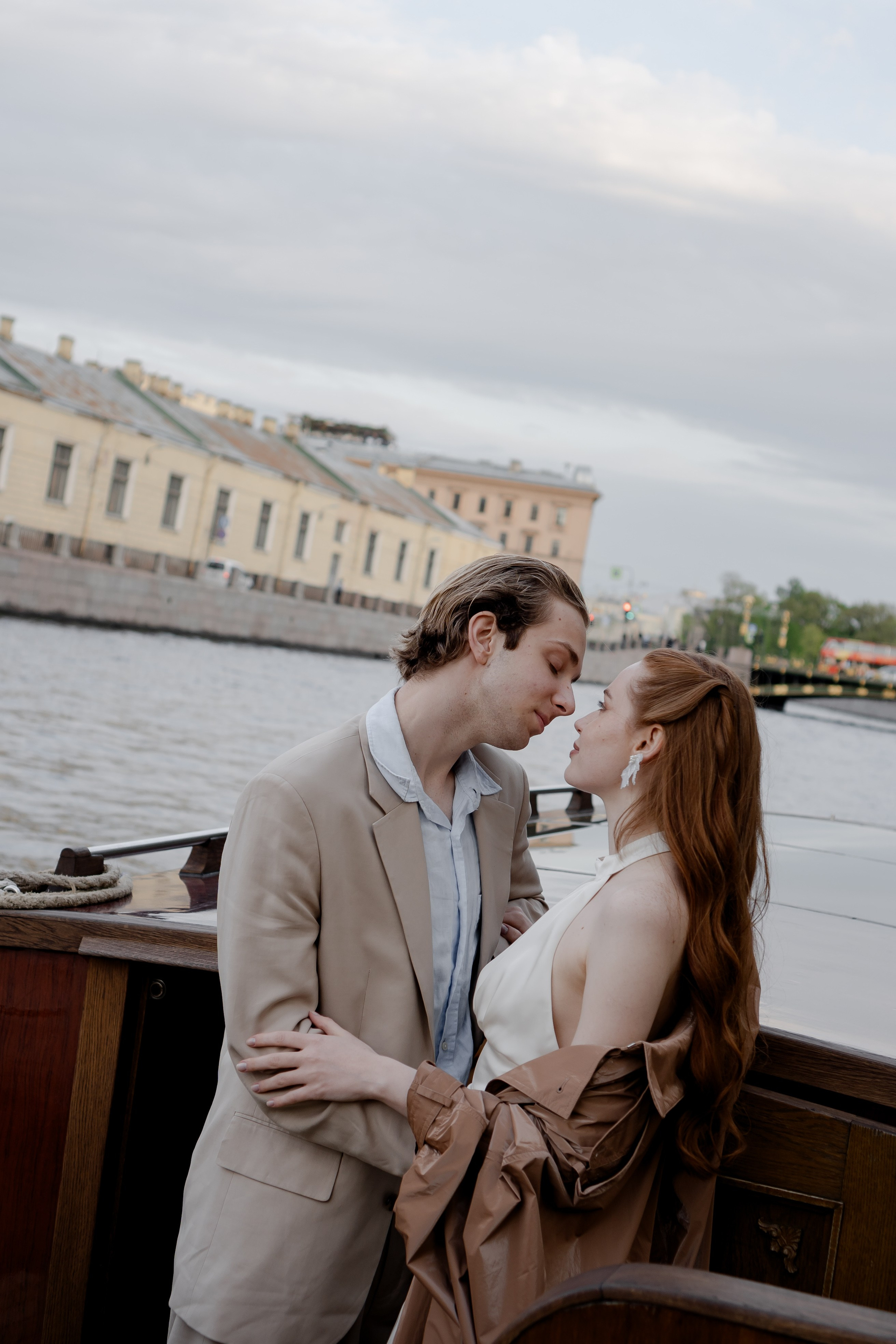 СВАДЕНБНАЯ СЬЕМКА НА КАТЕРЕ ПО КАНАЛАМ САНКТ-ПЕТЕРБУРГА И В АКВАТОРИИ НЕВЫ. Профессиональный фотограф, Санкт-Петербург — Виктория Богомолова
